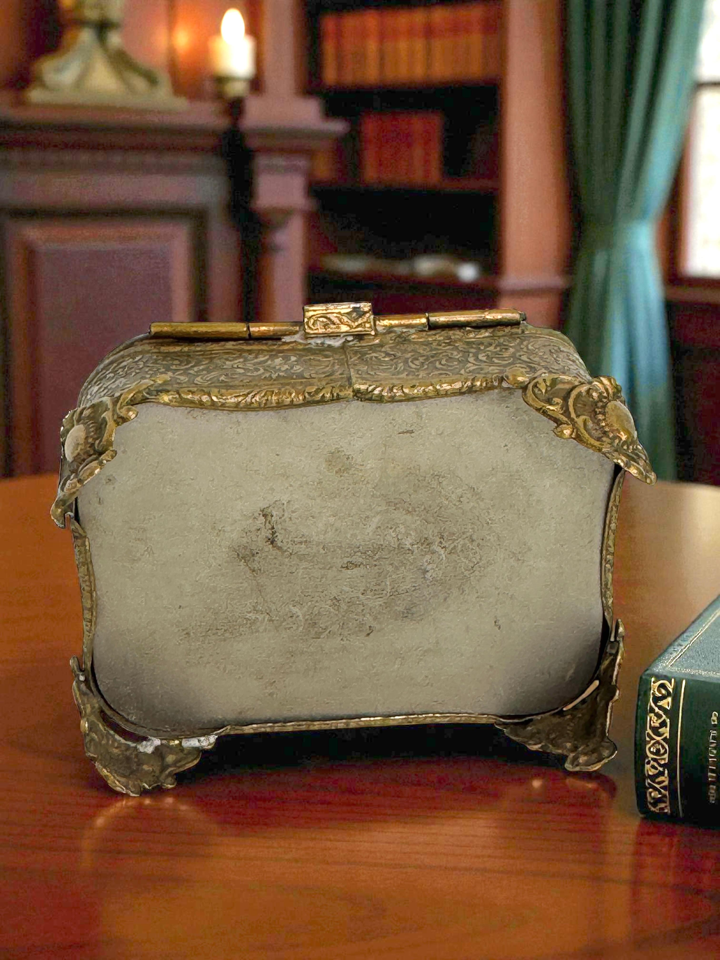 Ancienne boîte à bijoux en bronze doré Antique French Casket Bevelled Glass Paris Village Suisse en vente 9