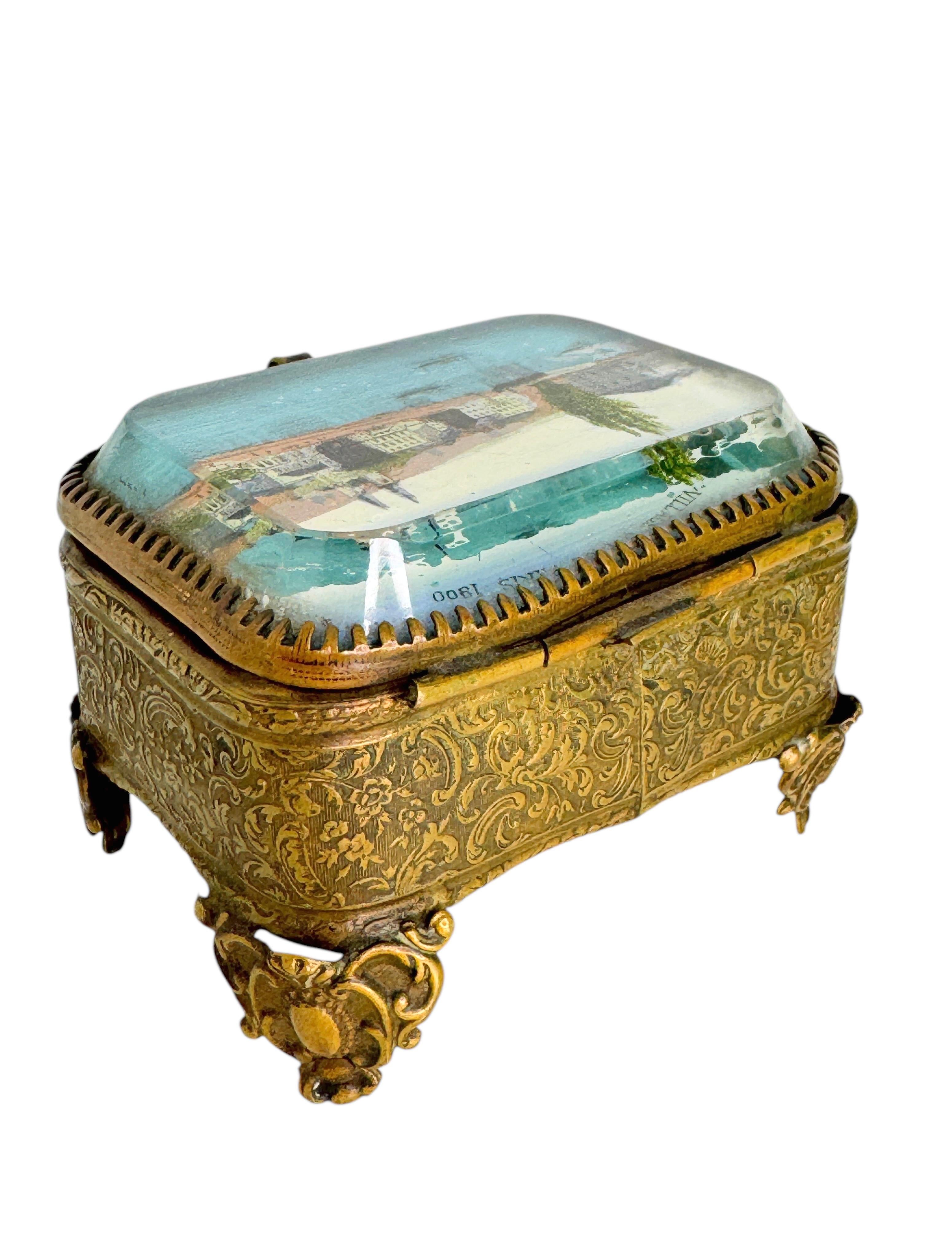 Belle Époque Ancienne boîte à bijoux en bronze doré Antique French Casket Bevelled Glass Paris Village Suisse en vente