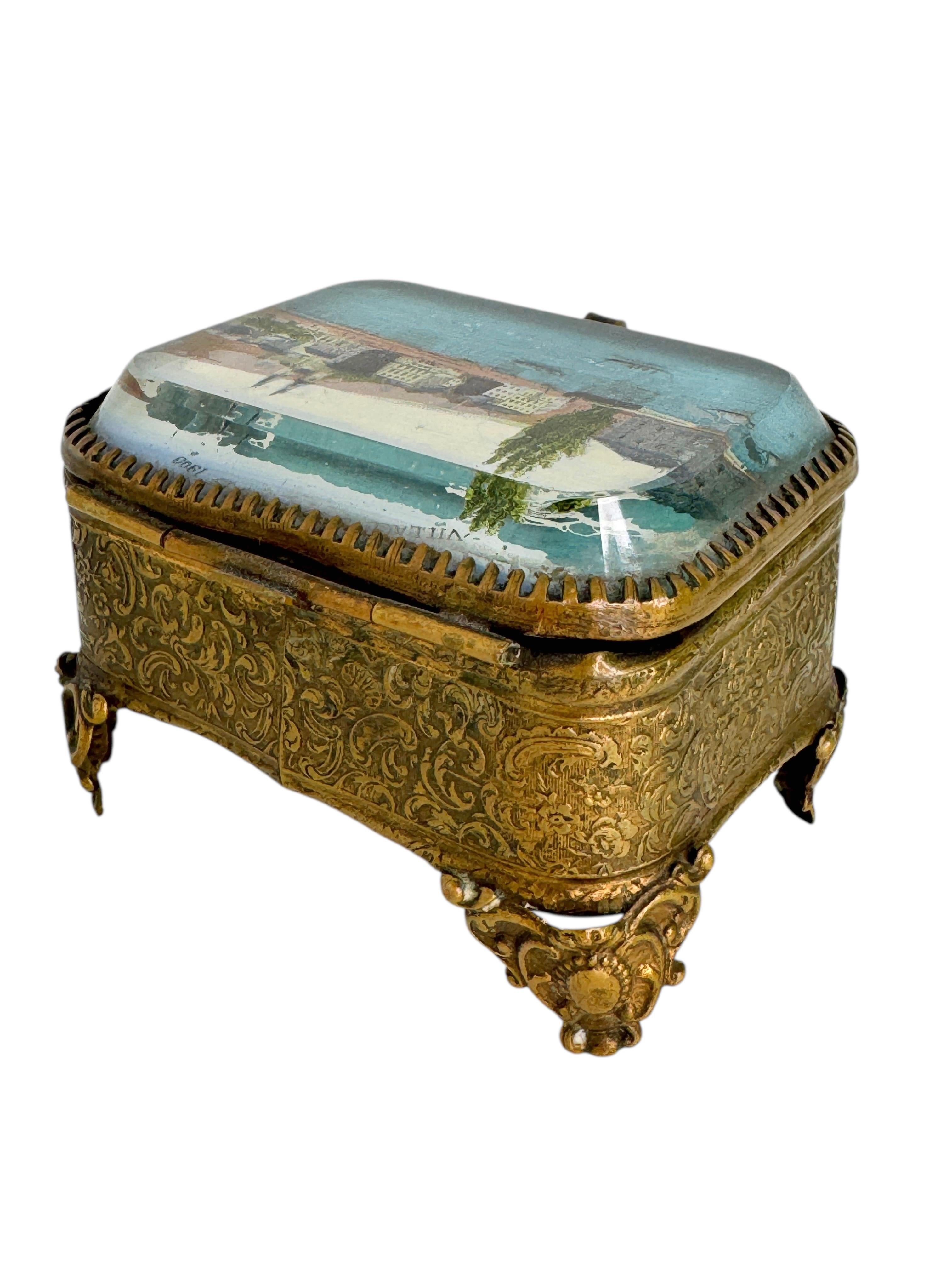 Français Ancienne boîte à bijoux en bronze doré Antique French Casket Bevelled Glass Paris Village Suisse en vente