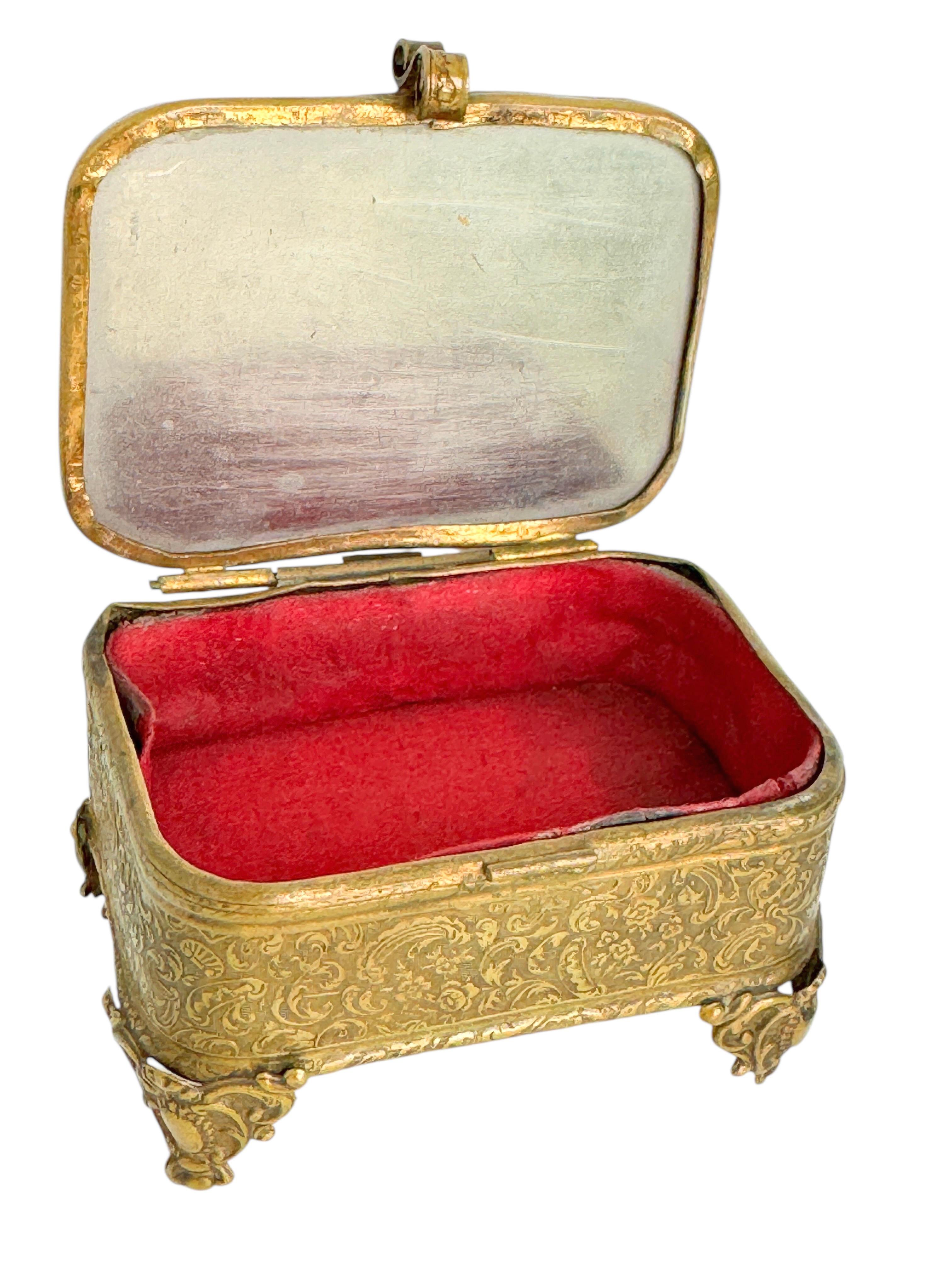 Ancienne boîte à bijoux en bronze doré Antique French Casket Bevelled Glass Paris Village Suisse Bon état - En vente à Nuernberg, DE