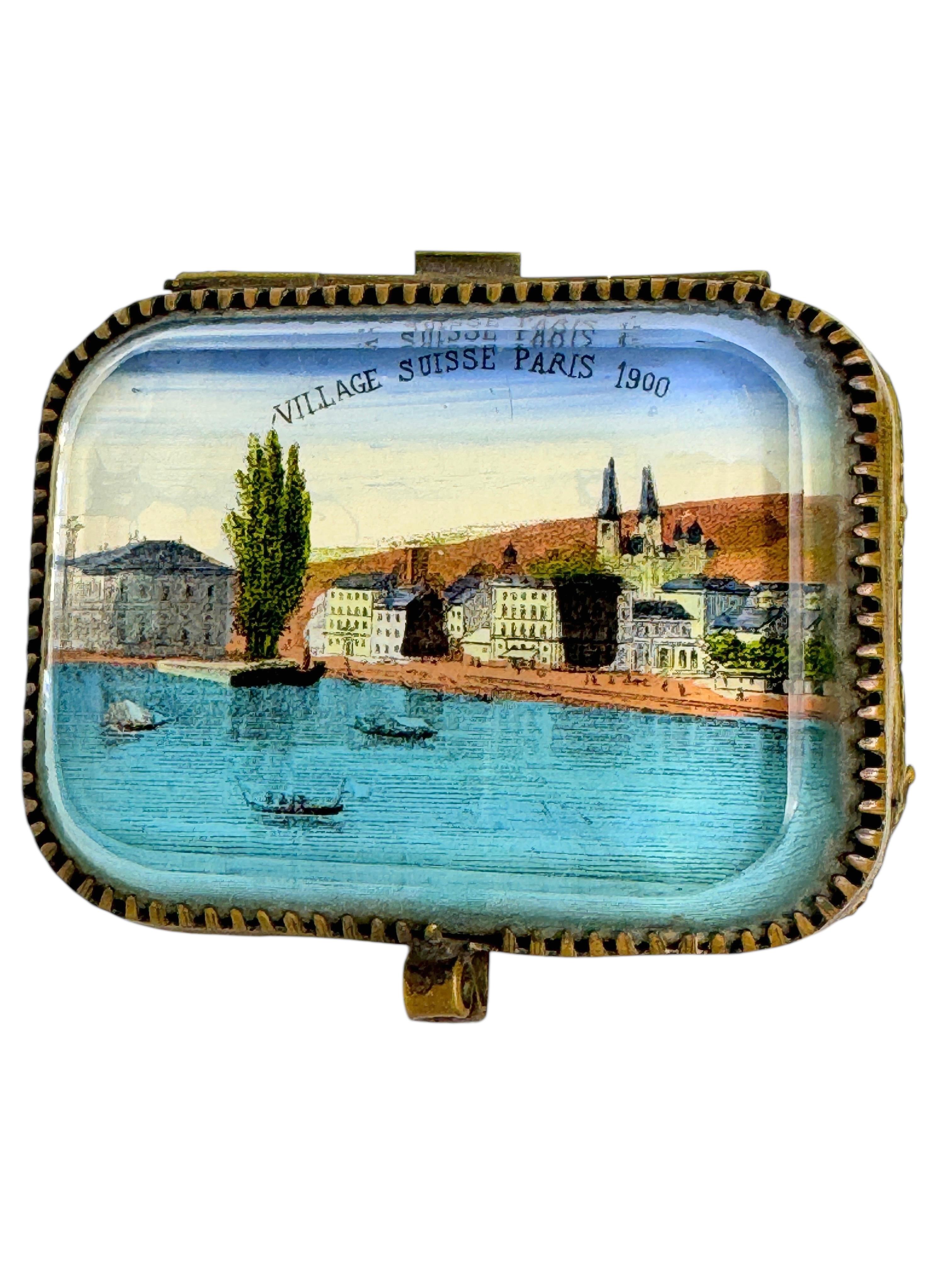 Début du 20ème siècle Ancienne boîte à bijoux en bronze doré Antique French Casket Bevelled Glass Paris Village Suisse en vente