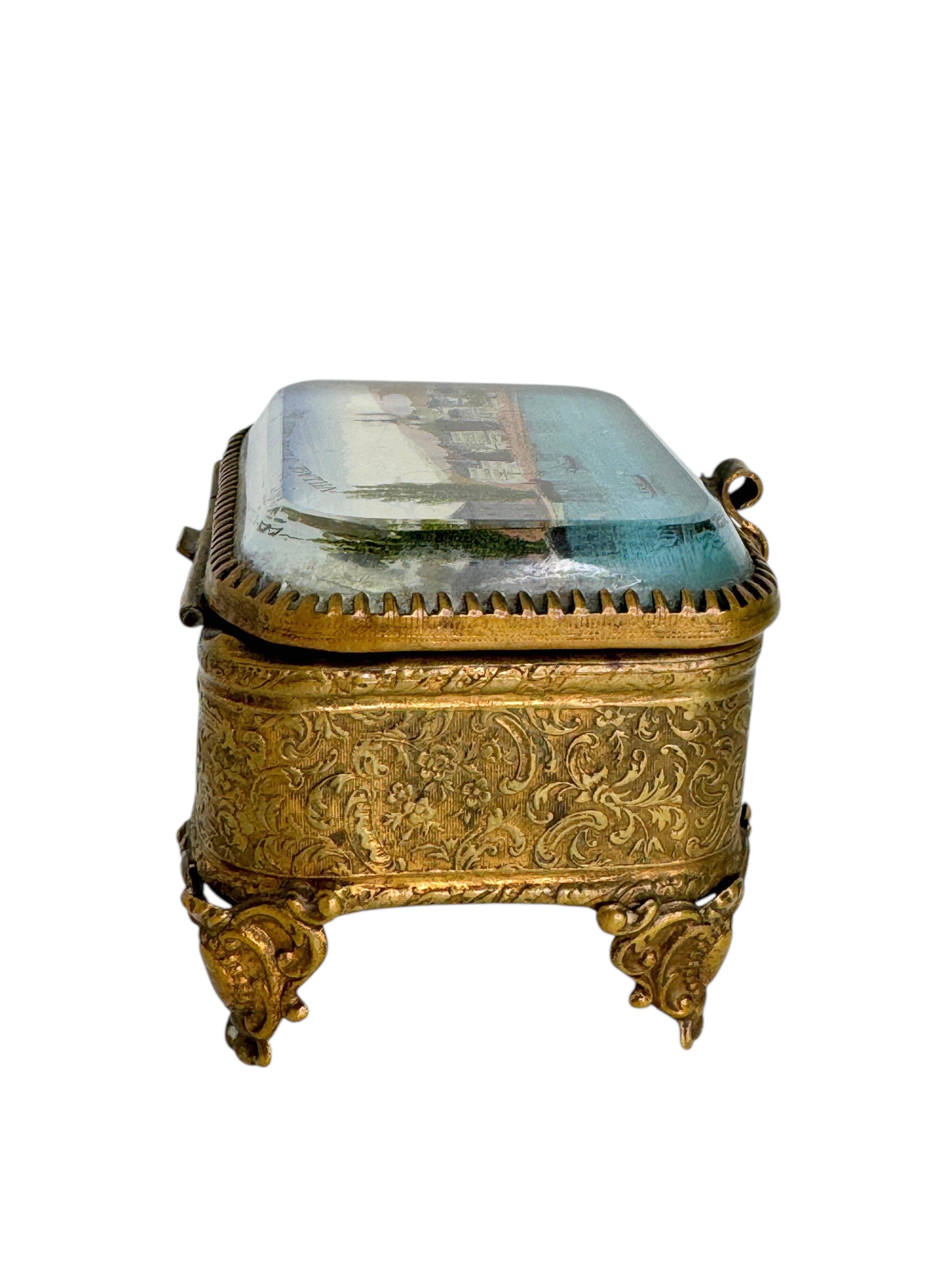 Cristal Ancienne boîte à bijoux en bronze doré Antique French Casket Bevelled Glass Paris Village Suisse en vente