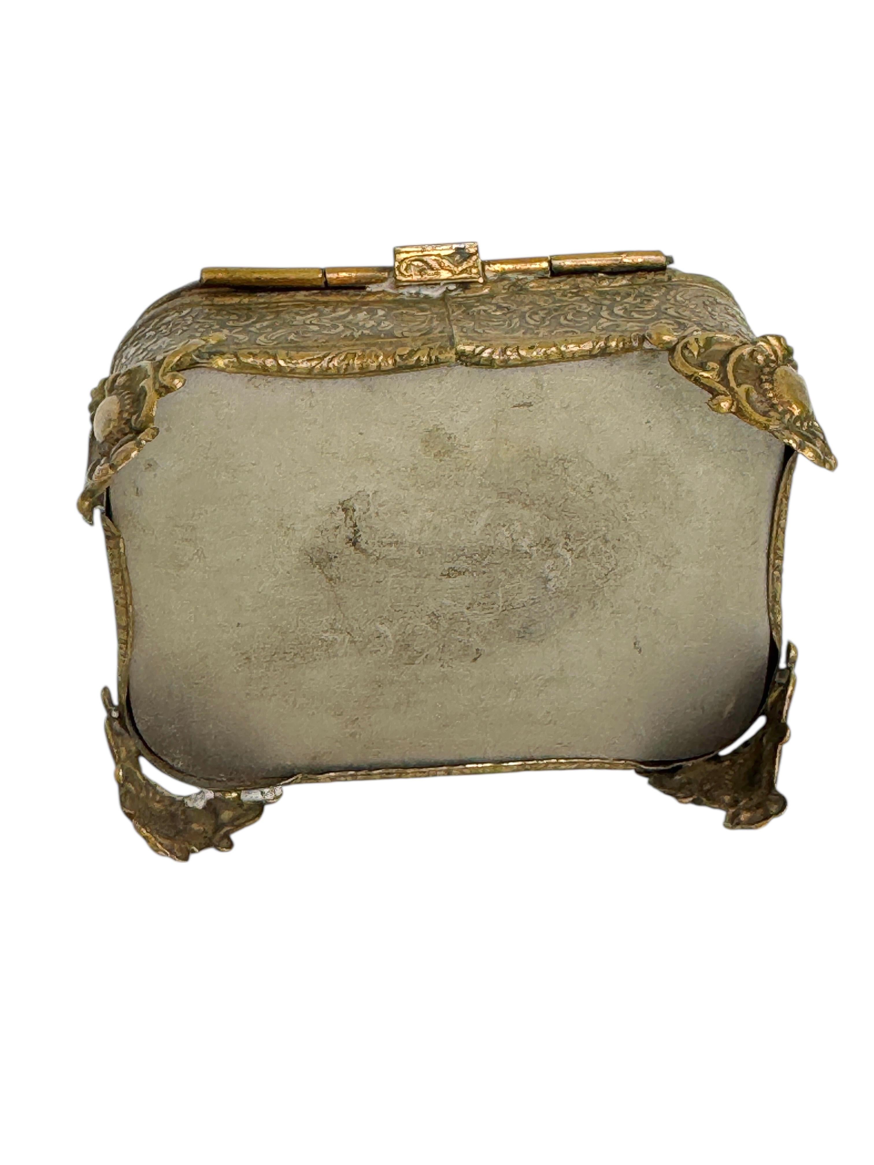 Ancienne boîte à bijoux en bronze doré Antique French Casket Bevelled Glass Paris Village Suisse en vente 1