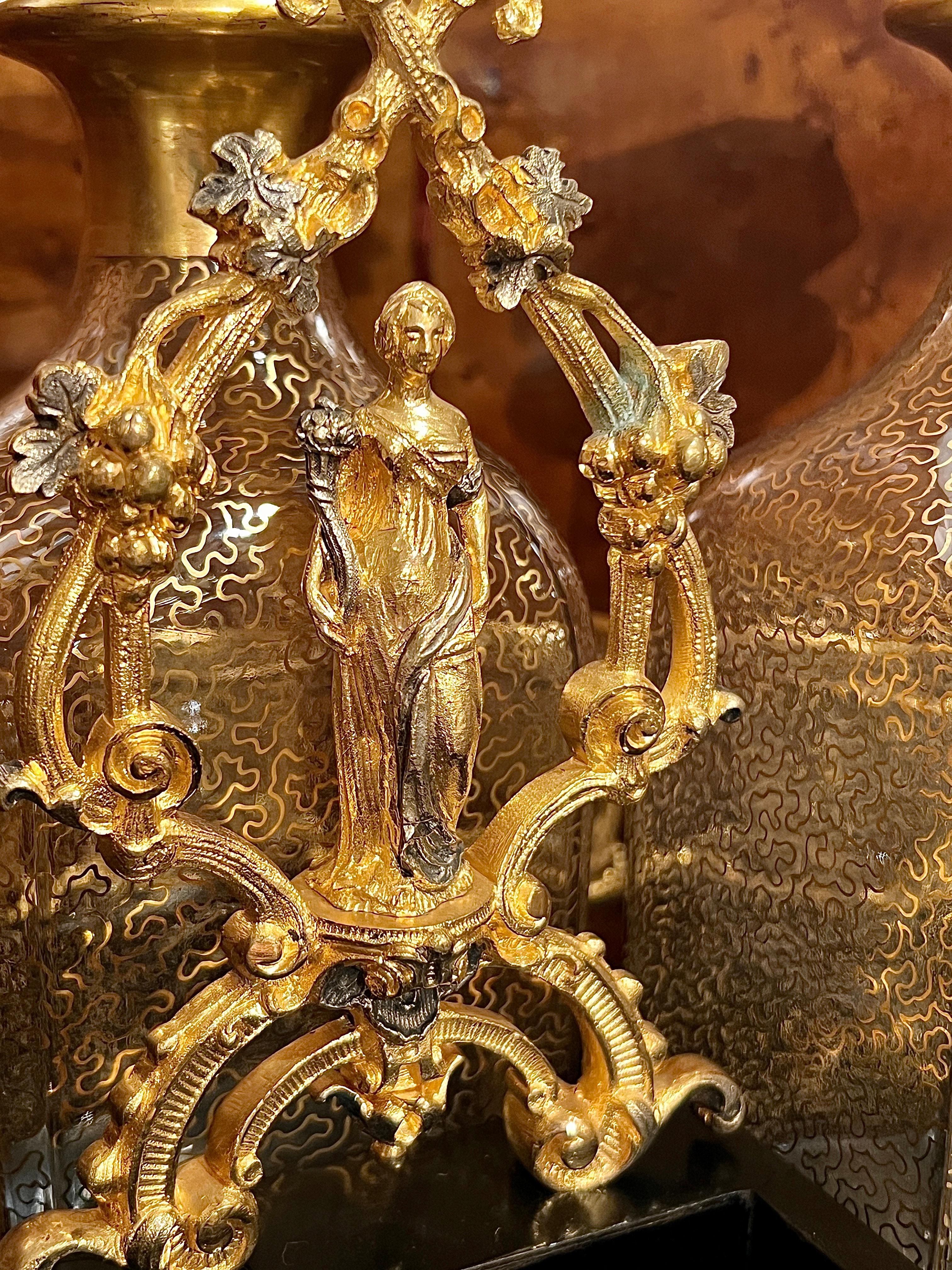 XIXe siècle Ancienne Cave À Liqueur en bois de roi monté en bronze doré et en cristal de Baccarat, vers 1880. en vente