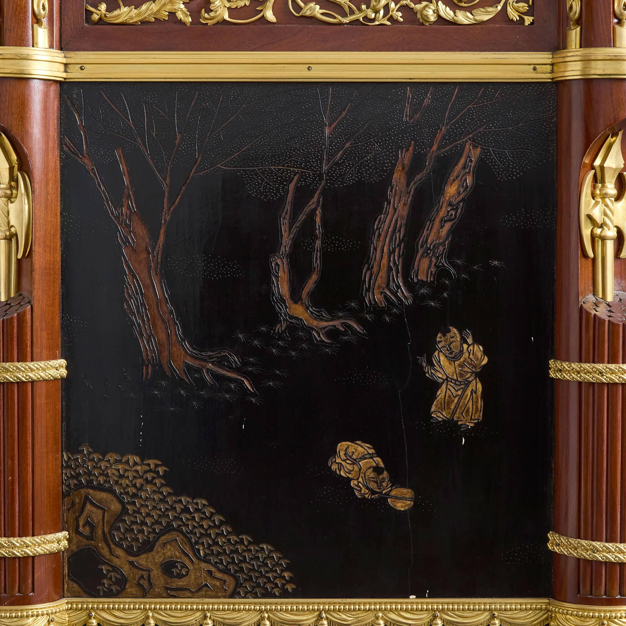 Similoro Antica commode in mogano e lacca cinese montata ad ormolu della Maison Forest in vendita