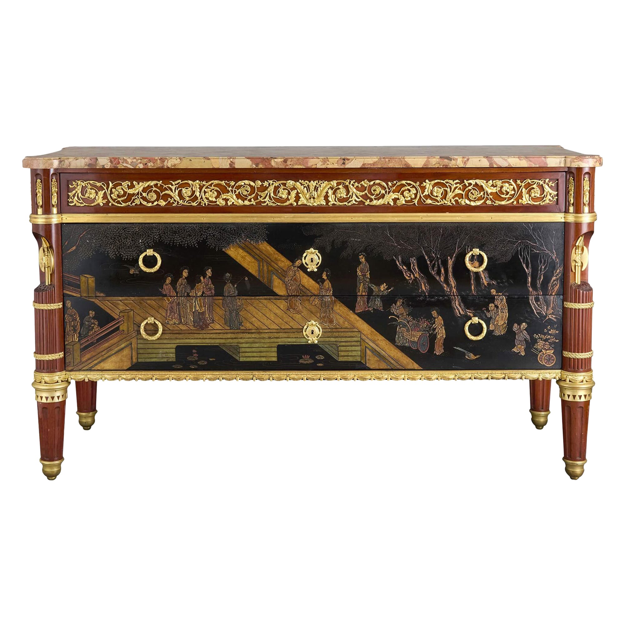 Ancienne commode en acajou et laque chinoise montée en bronze doré par Maison Forest en vente