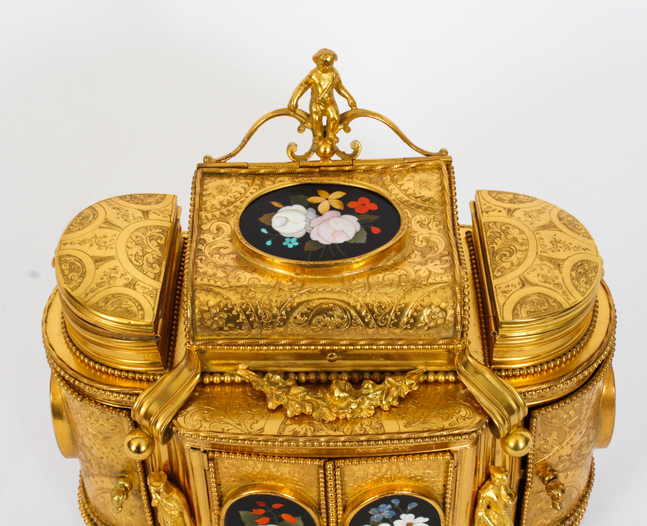 Milieu du XIXe siècle Ancienne armoire à bijoux en Pietra Dura montée en bronze doré 19ème siècle en vente