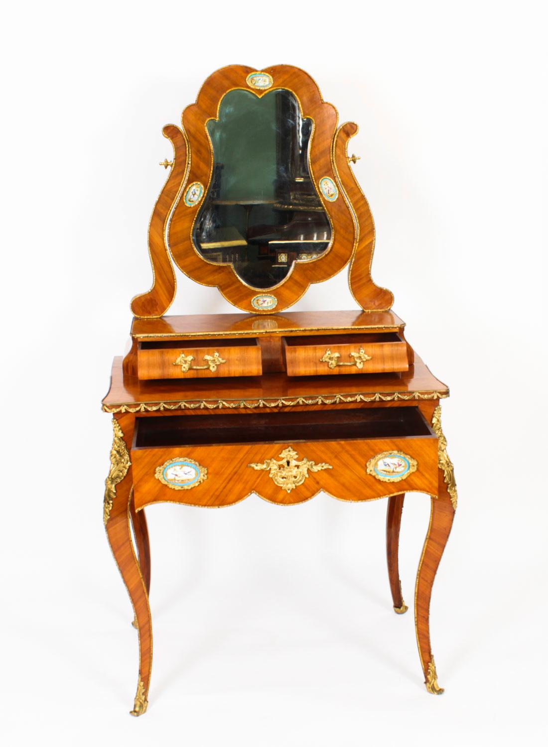 Antique Table de toilette et miroir en porcelaine de Sèvres et bronze doré 19ème siècle en vente 11