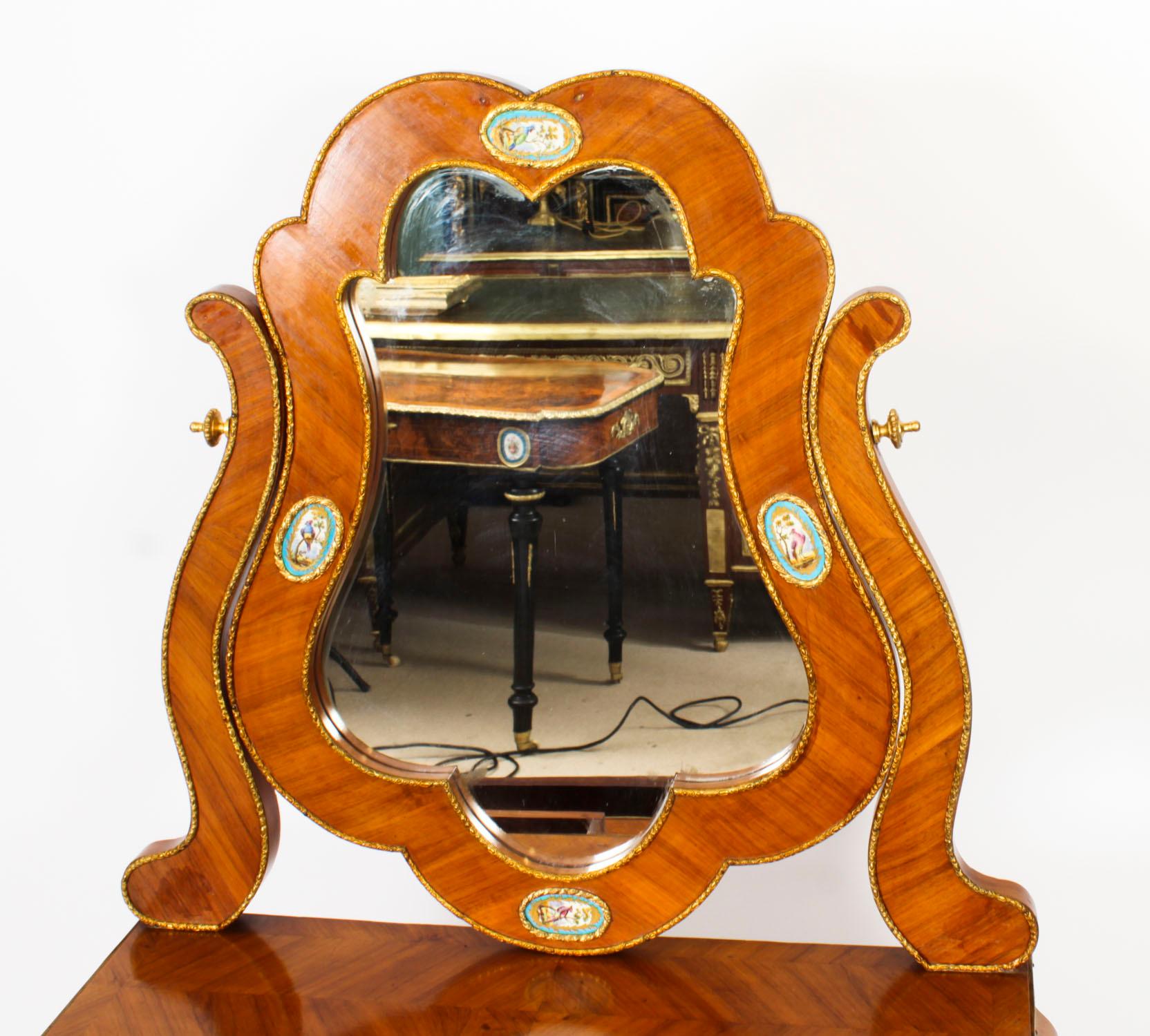 Antique Table de toilette et miroir en porcelaine de Sèvres et bronze doré 19ème siècle Bon état - En vente à London, GB