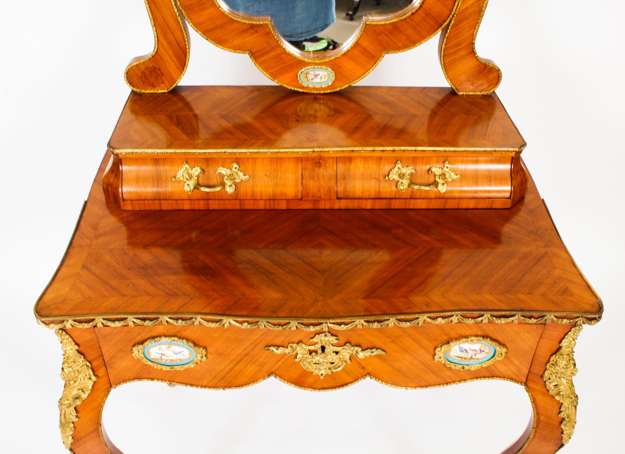 Milieu du XIXe siècle Antique Table de toilette et miroir en porcelaine de Sèvres et bronze doré 19ème siècle en vente