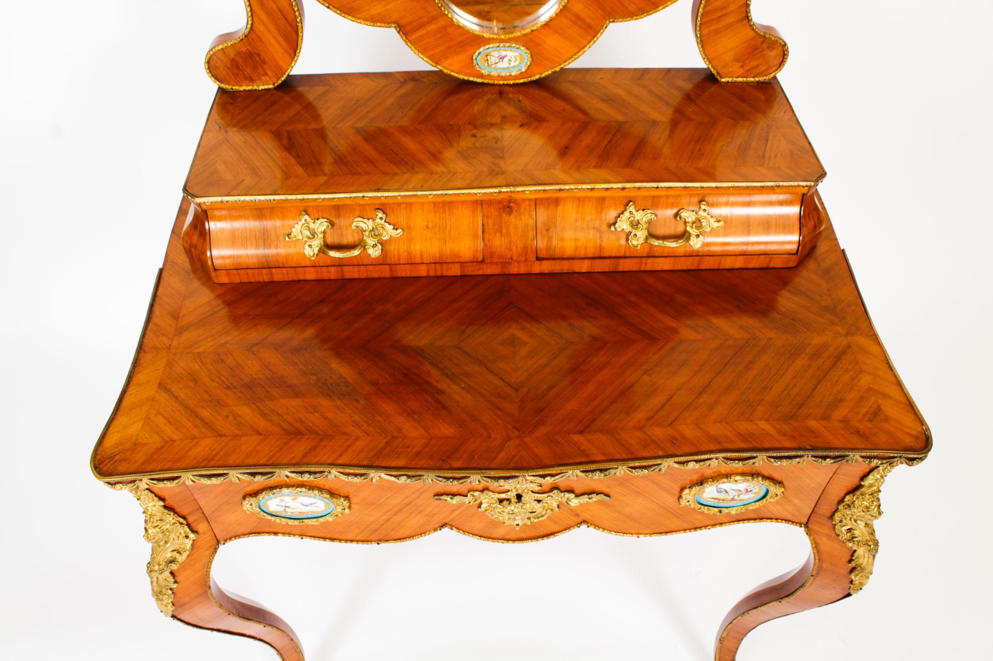 Porcelaine Antique Table de toilette et miroir en porcelaine de Sèvres et bronze doré 19ème siècle en vente