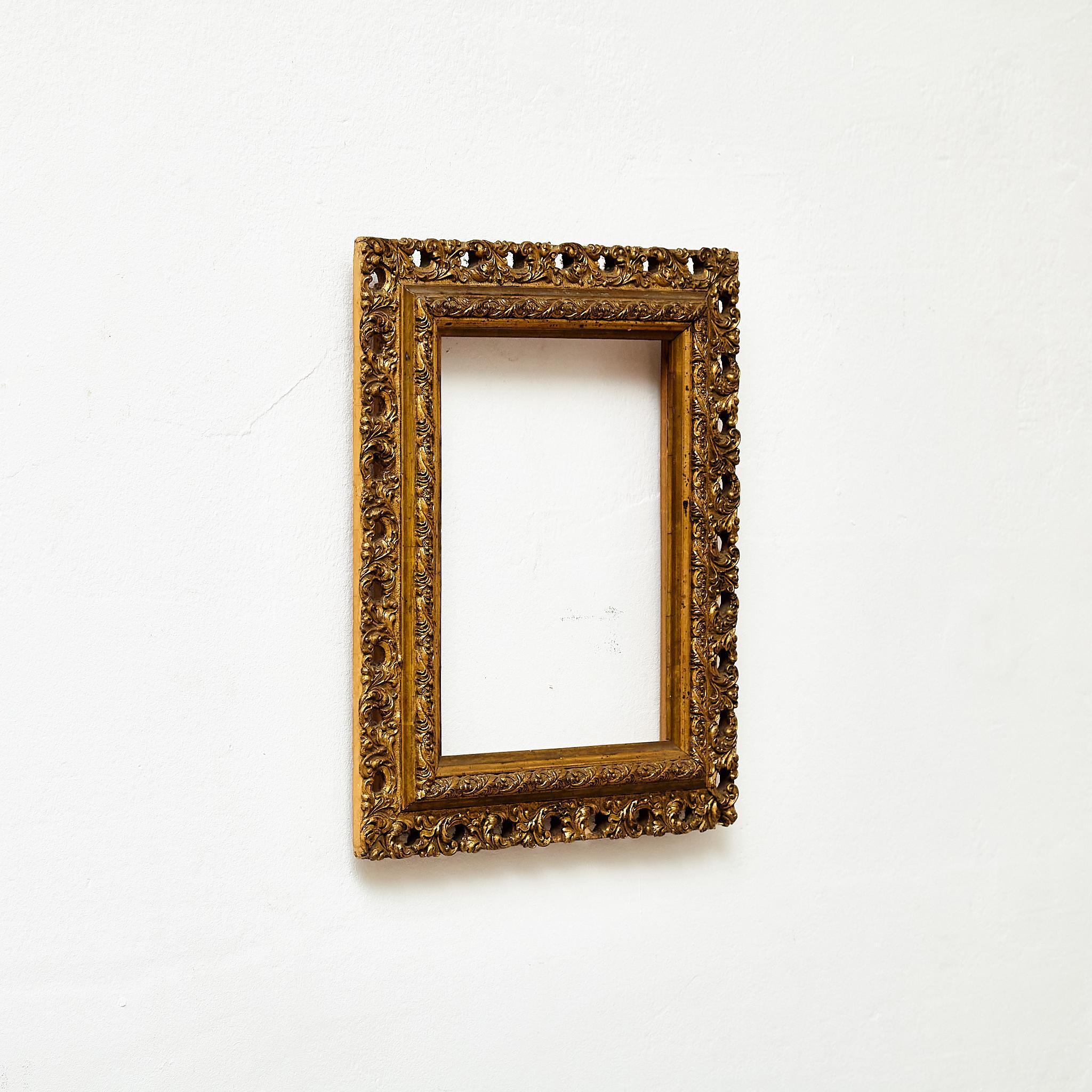 Marco de madera dorada con adornos antiguos.

Fabricado en Francia, hacia 1930.

Materiales:
Madera

Dimensiones: 
P 3,5 x An 30 cm x Al 35,5 cm

En su estado original, con pequeños desgastes propios de la edad y el uso, conserva una hermosa