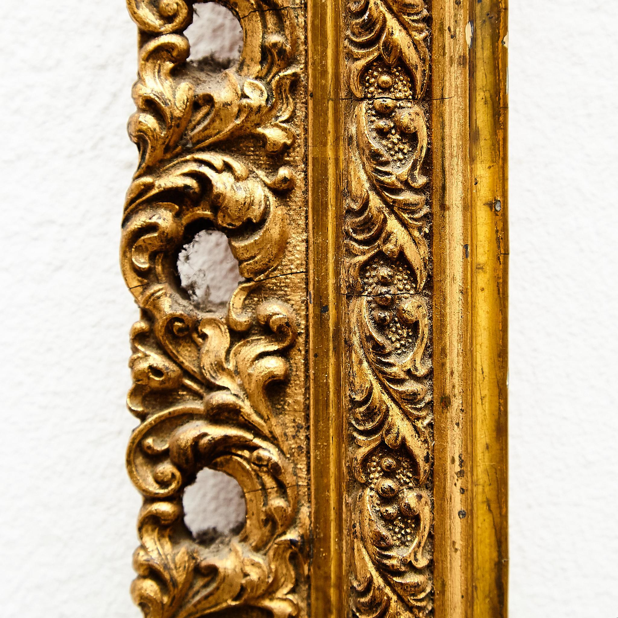 Cadre en bois doré orné d'antiquités, vers 1930 en vente 1