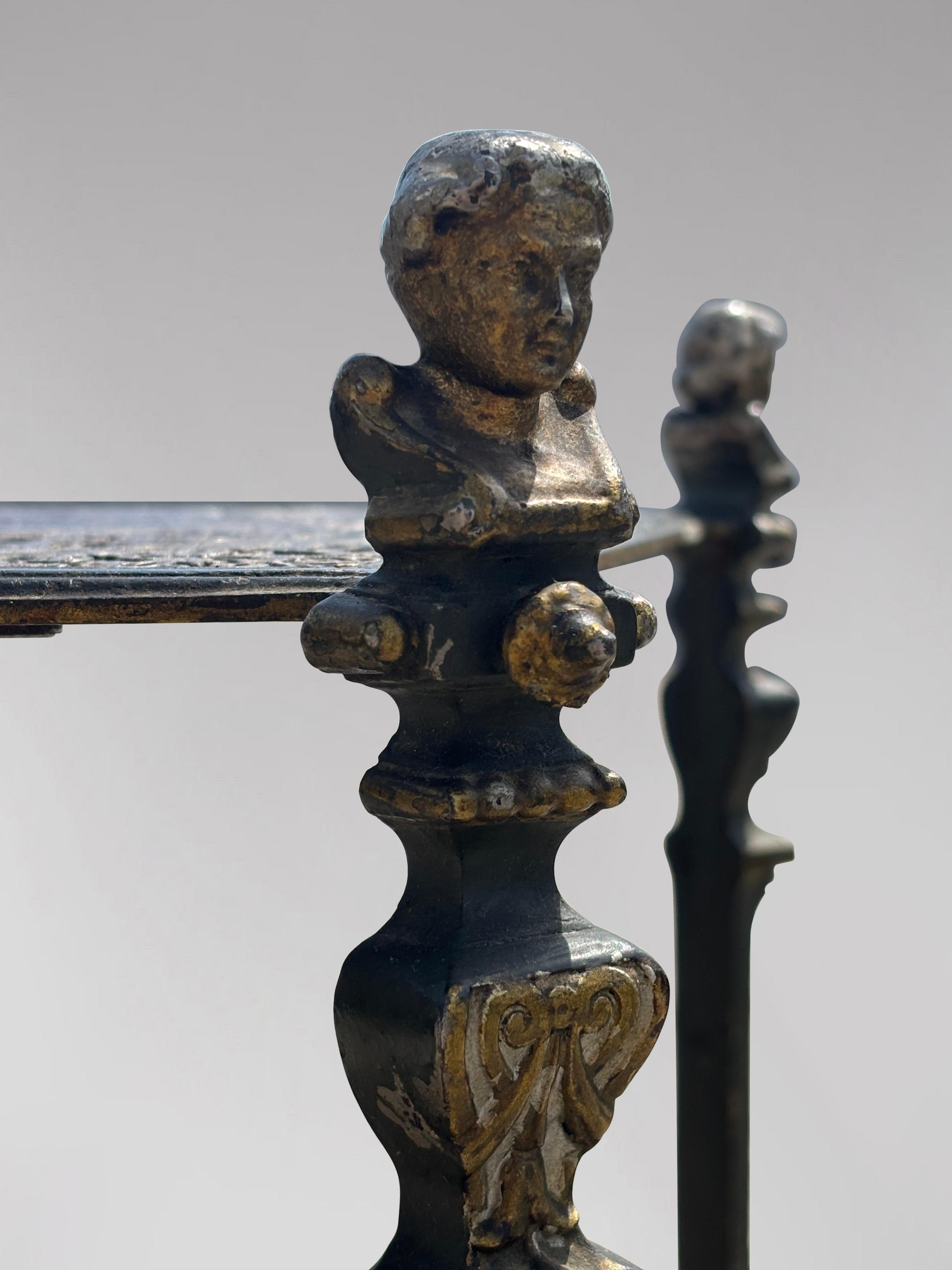 Antico mobile ornamentale in ghisa a tre livelli in vendita 5