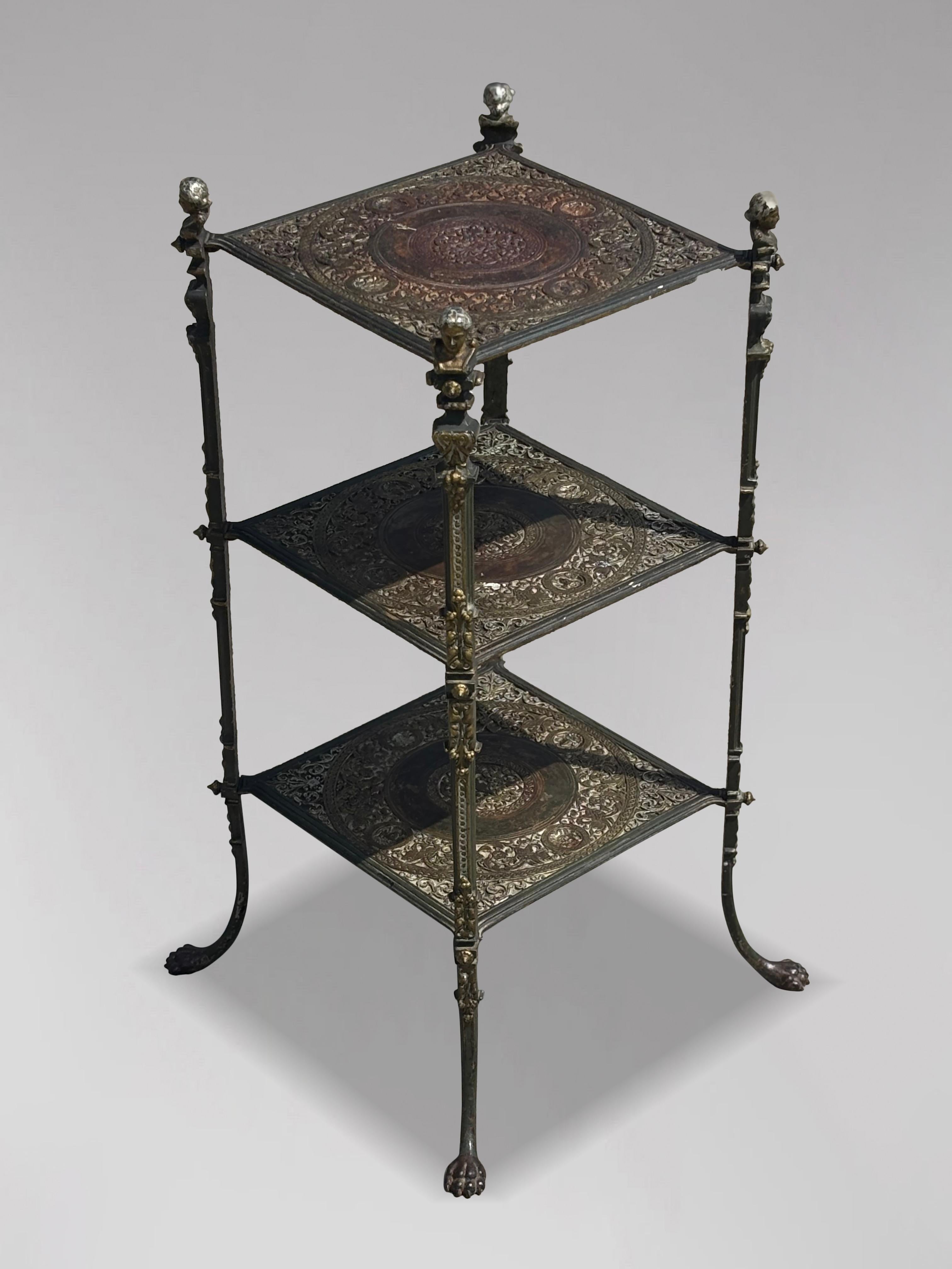 Antico tavolo ornamentale a tre piani in metallo con dettagli figurativi

Un tavolo a tre piani in metallo antico, sorprendente e altamente decorativo, che mostra un'intricata lavorazione artigianale e caratteristiche scultoree uniche. Ogni angolo