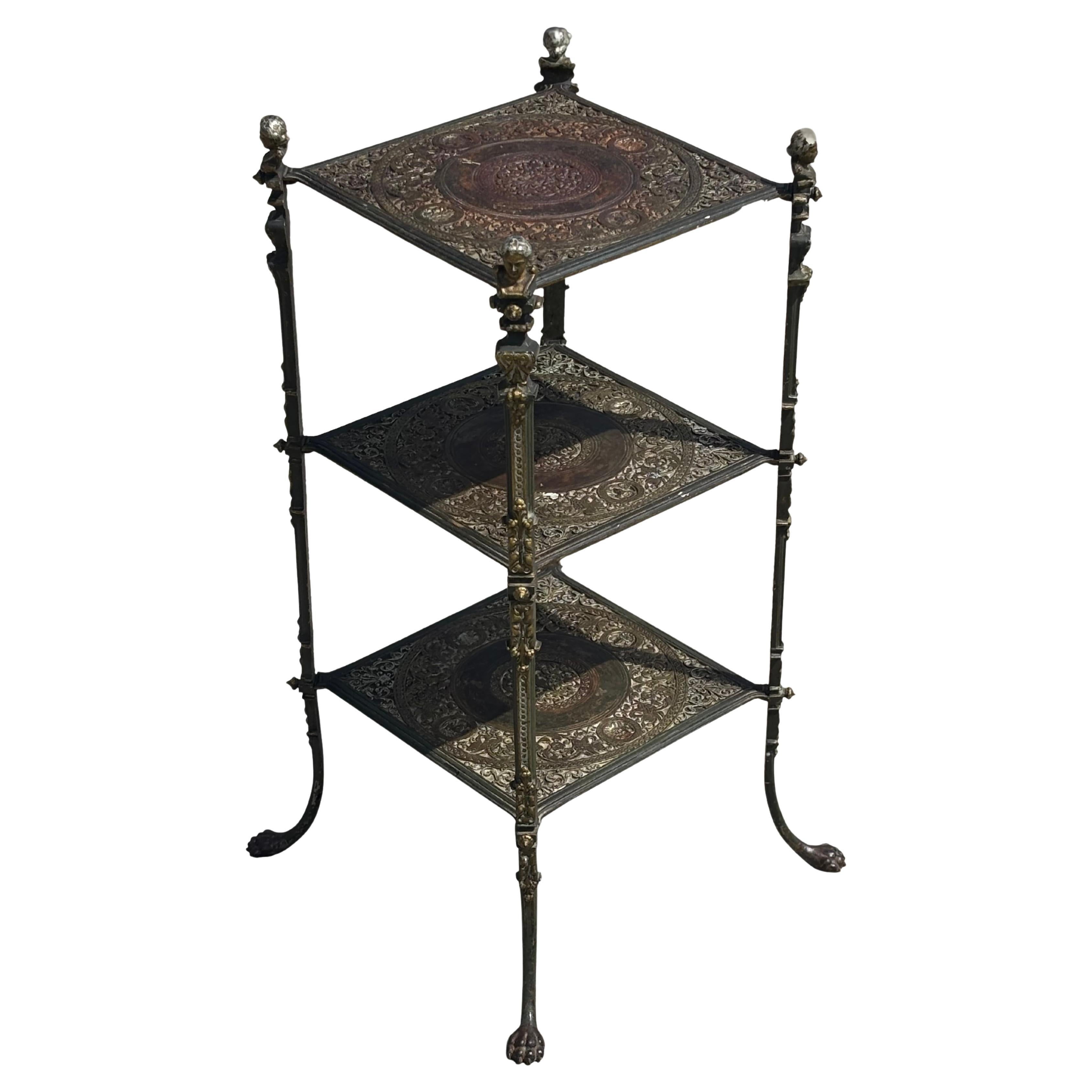 Antico mobile ornamentale in ghisa a tre livelli in vendita