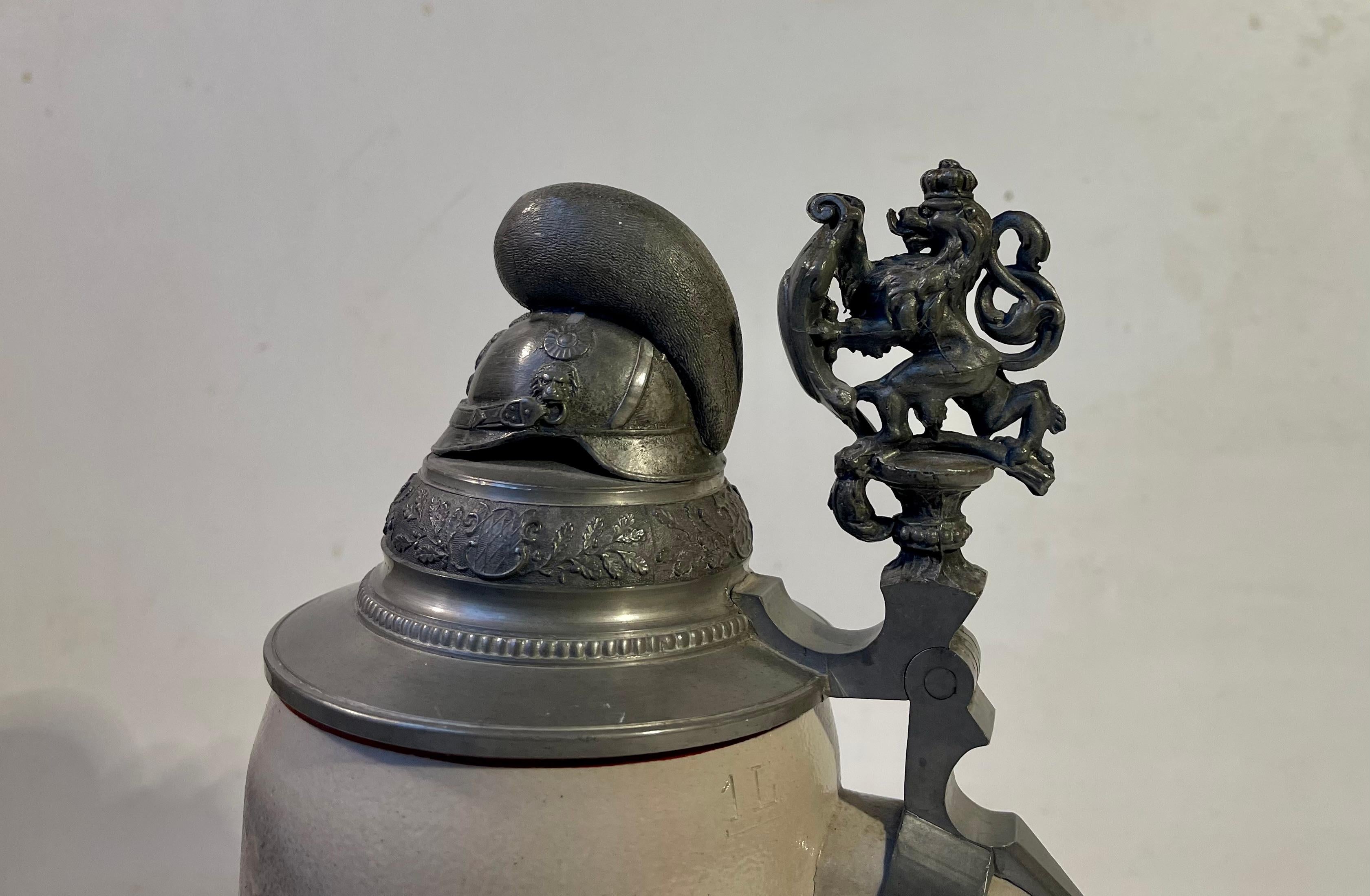 Antiker Ornamentaler Münich Bierkrug mit handgemalter Artillerie-Szene aus dem Ersten Weltkrieg (Deutsch) im Angebot