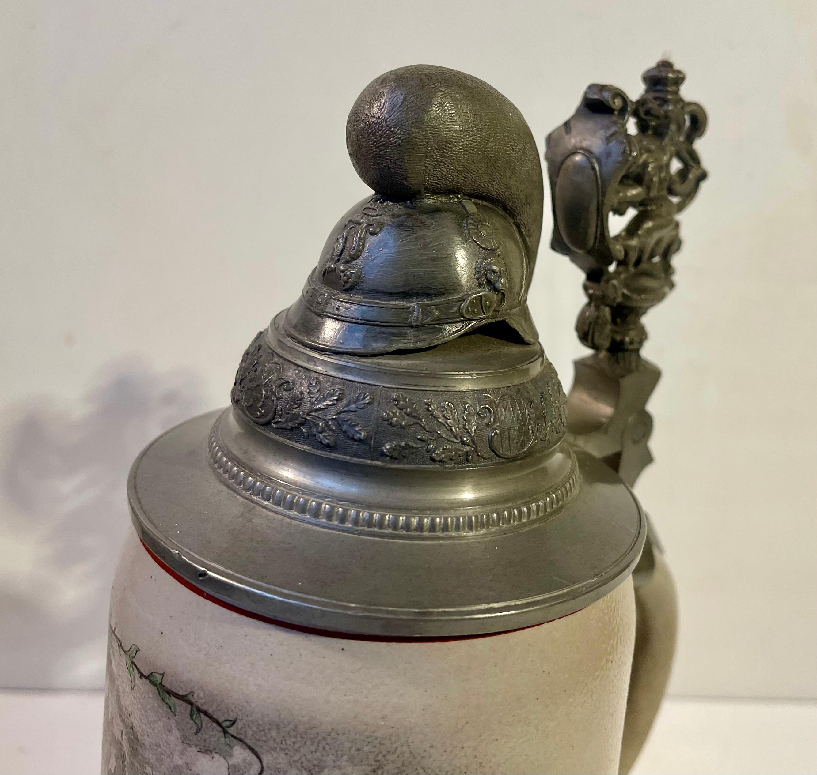 Antiker Ornamentaler Münich Bierkrug mit handgemalter Artillerie-Szene aus dem Ersten Weltkrieg (20. Jahrhundert) im Angebot