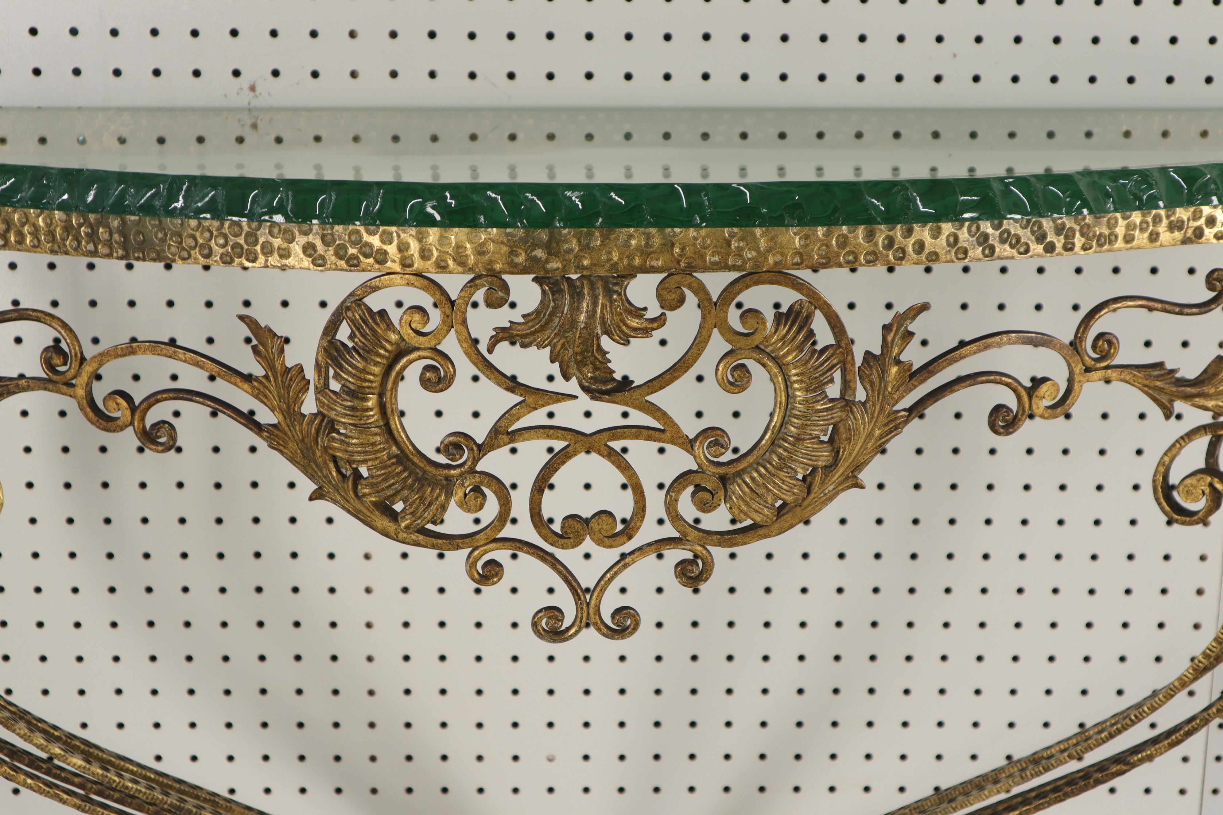 Rococo Ancienne console suspendue de style baroque ornée en fer forgé doré et verre, de style français en vente