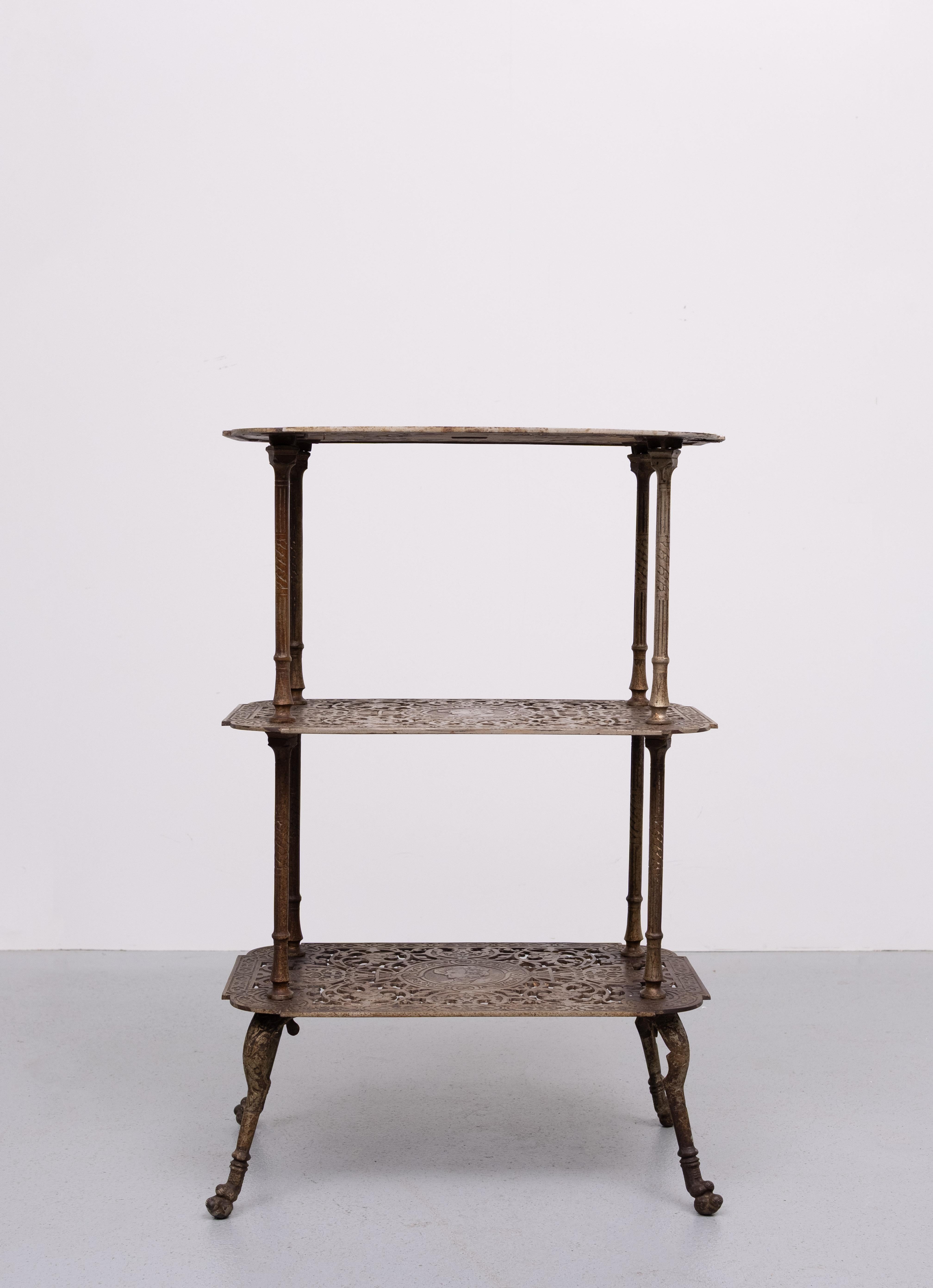 Antique Ornate Cast Iron French Brass 3 tier side table. (Französisch) im Angebot