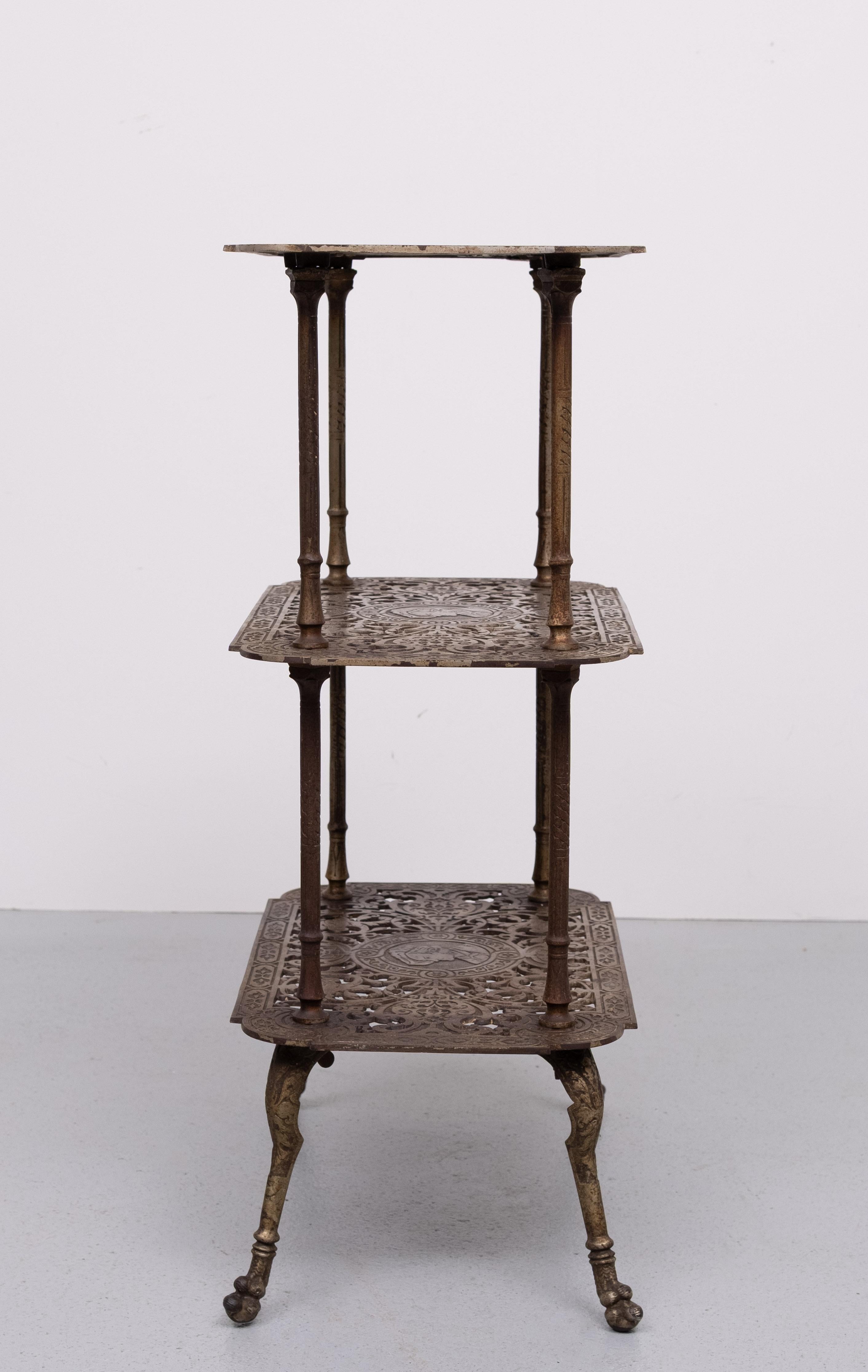 Antique Ornate Cast Iron French Brass 3 tier side table. im Zustand „Gut“ im Angebot in Den Haag, NL