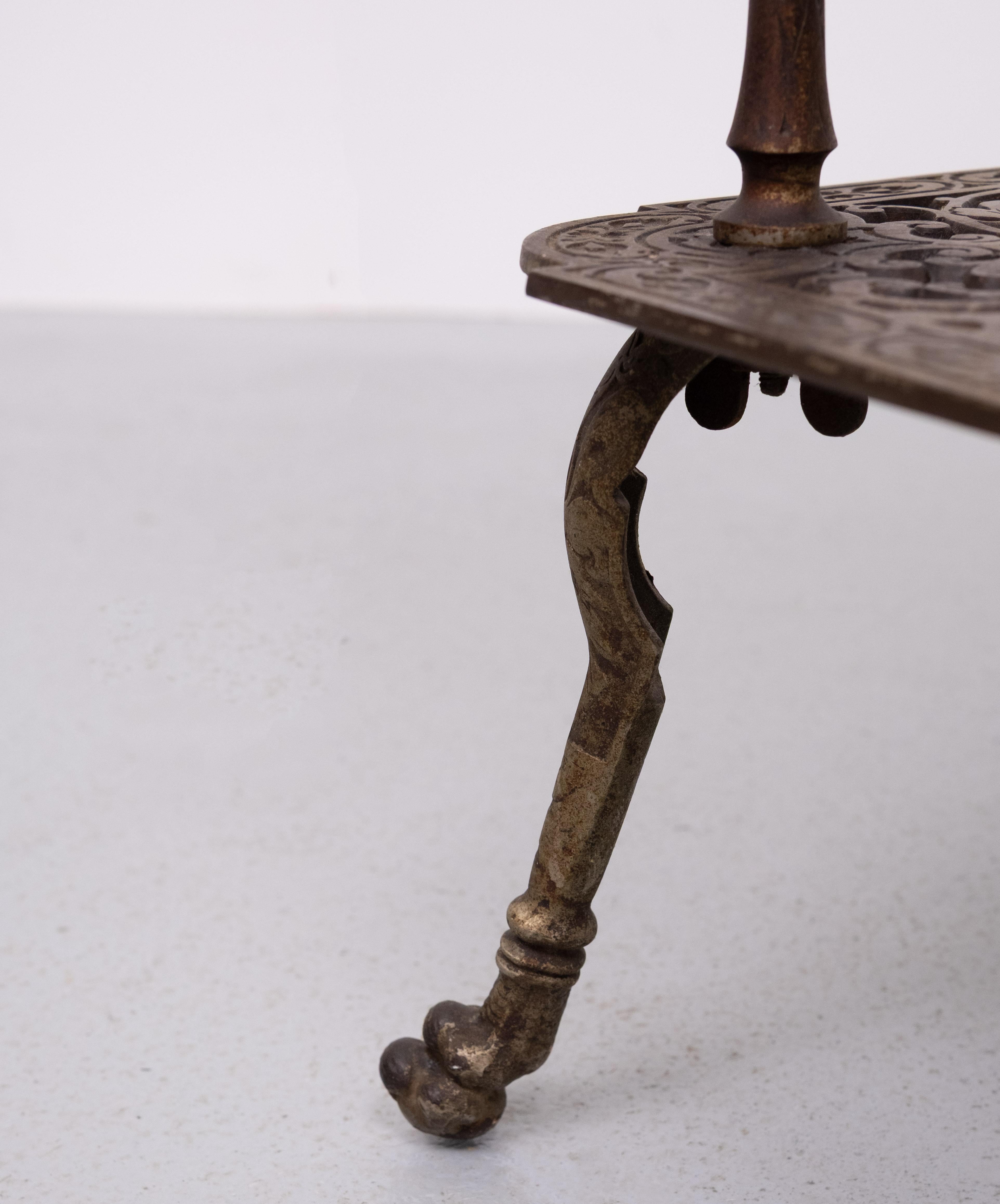 Antique Ornate Cast Iron French Brass 3 tier side table. (Eisen) im Angebot