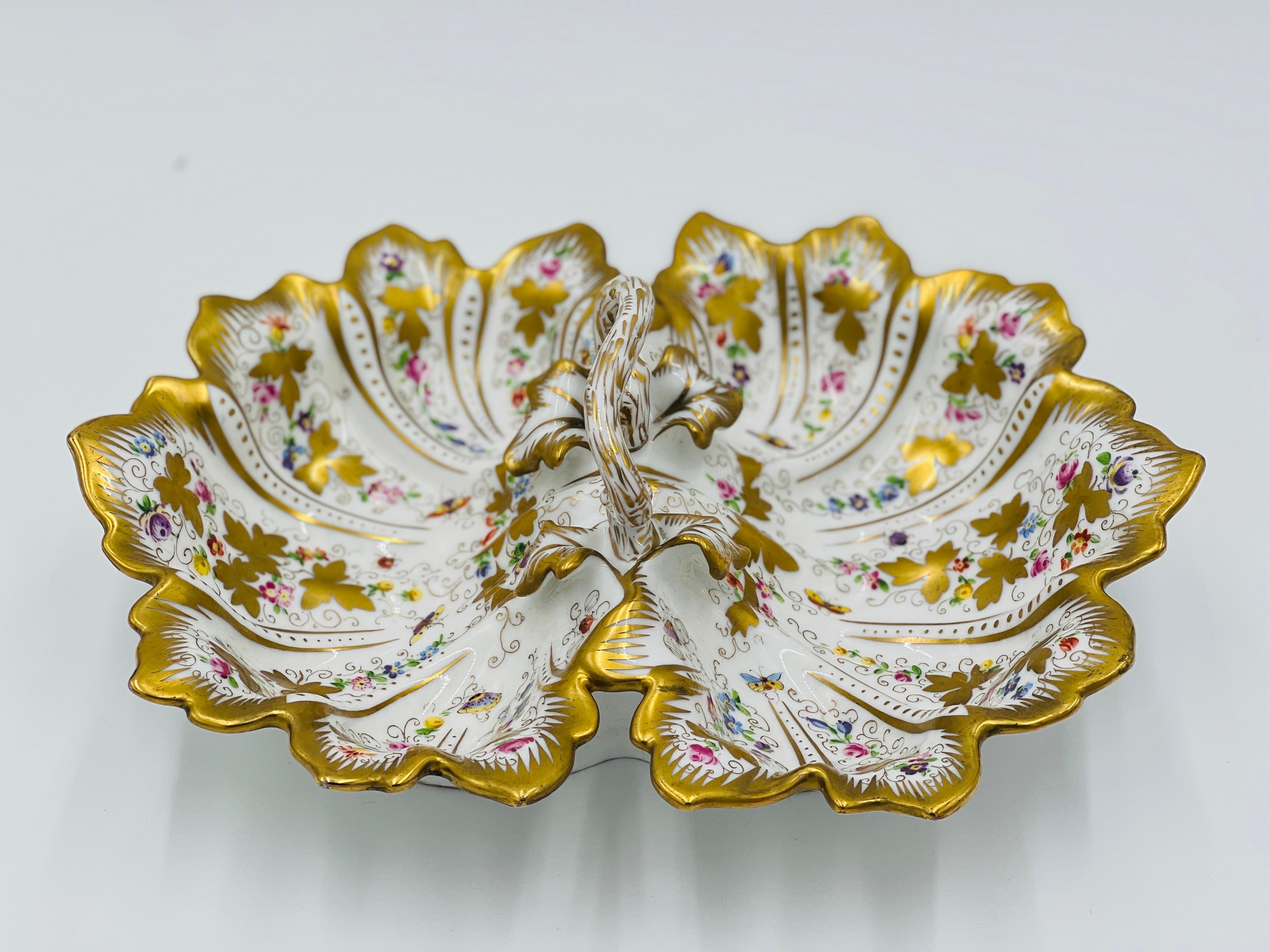 Antiguo plato ornamentado CT Carl Tielsch Alemania con asa dividida floral estilo Herend. Decorado con bordes foliados ornamentados, bichos esmaltados, decoración dorada y marcado en la parte inferior 
