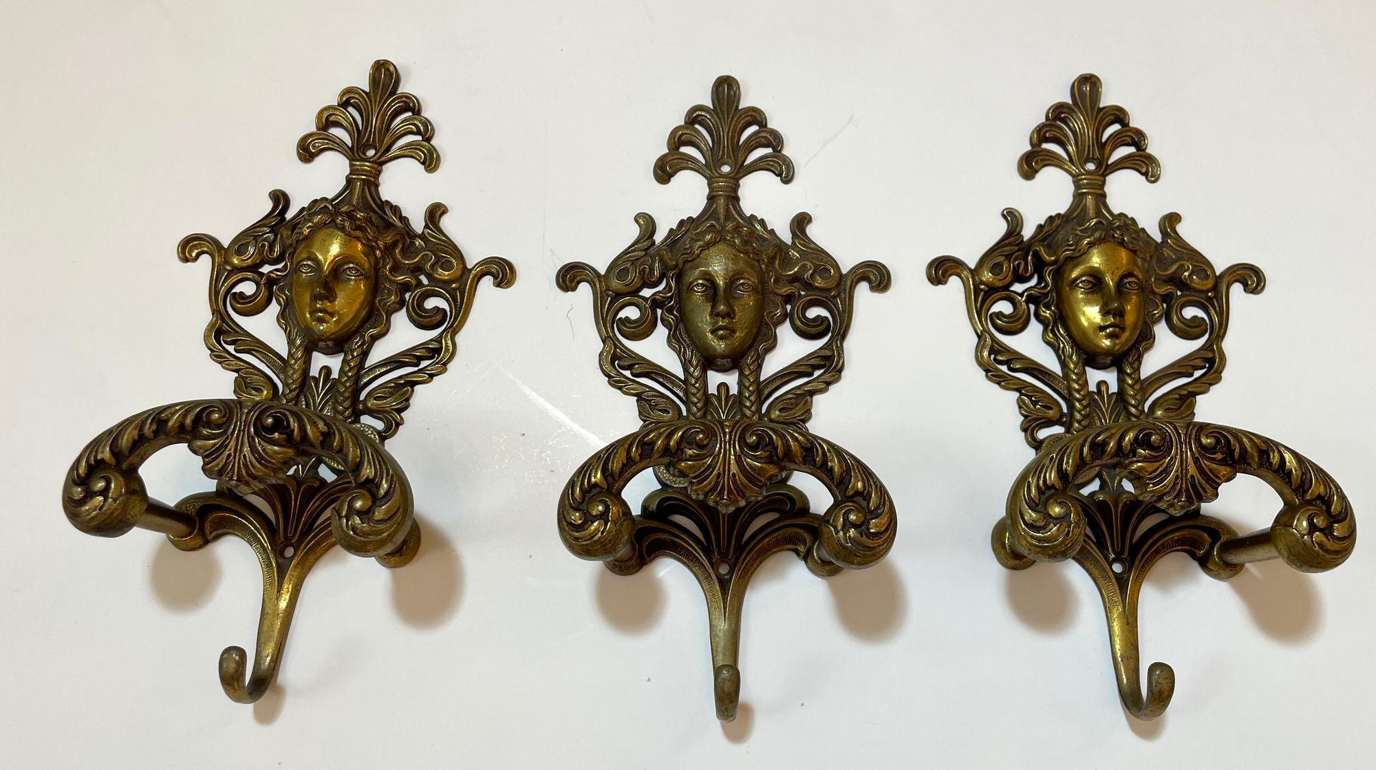 Antike verzierten italienischen figuralen architektonischen Guss Messing Wandhaken Decor Set von 3.
Französisch Regency-Stil vergoldeter Bronze Haken weibliches Gesicht Louis XVI-Stil vergoldeter Bronze.
Diese großformatigen vergoldeten Bronzehaken