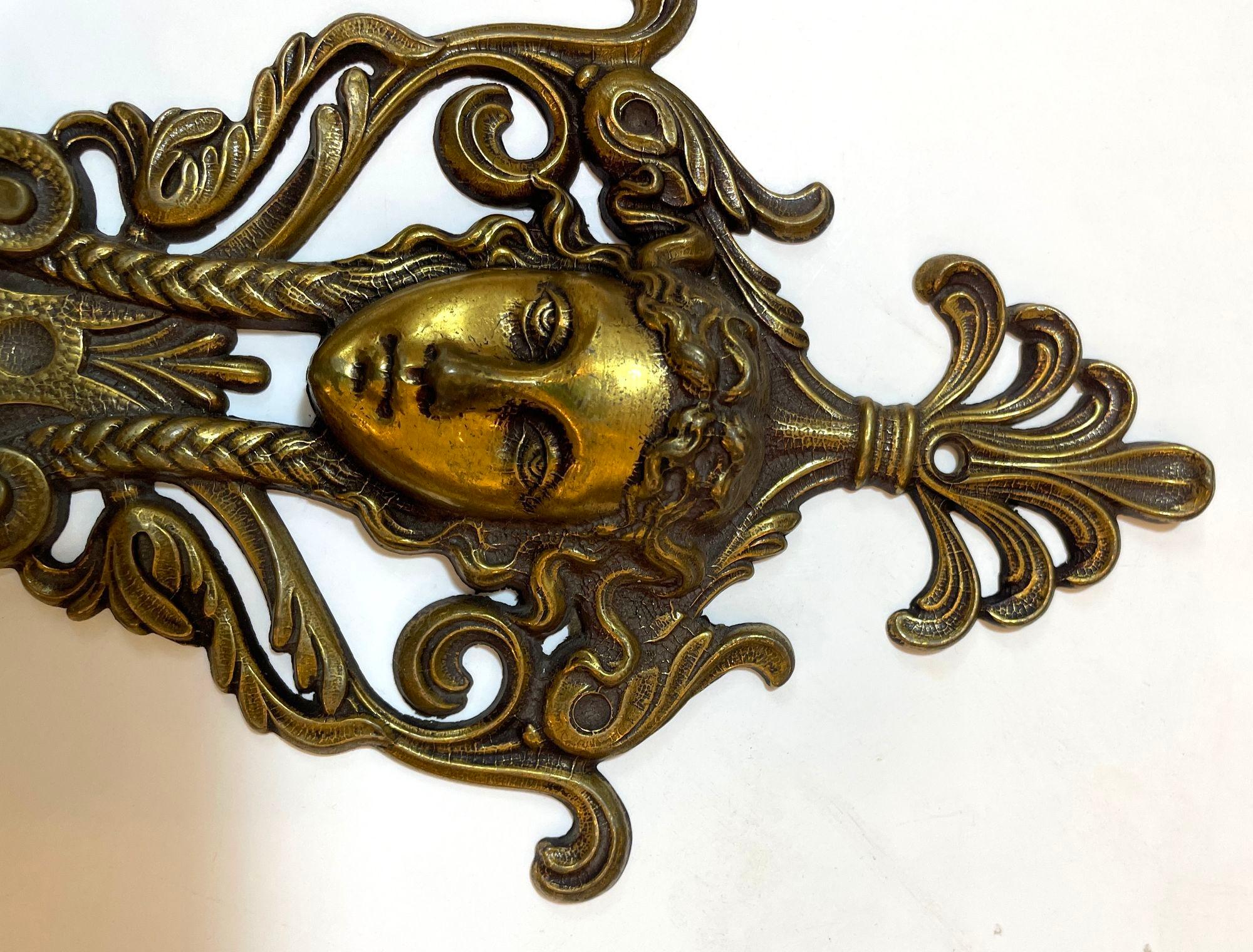 Antike verzierten italienischen figuralen architektonischen Cast Brass Wandhaken Dekor Satz von 3 (Messing) im Angebot