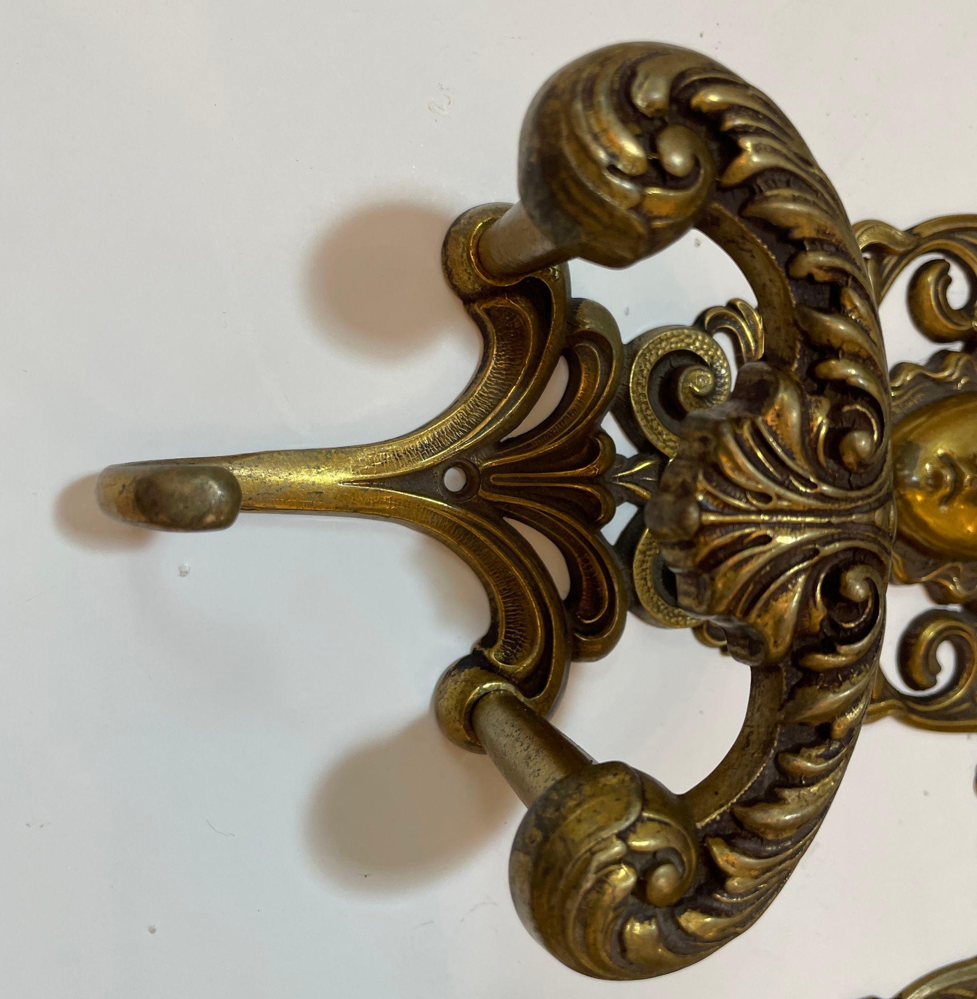 Antike verzierten italienischen figuralen architektonischen Cast Brass Wandhaken Dekor Satz von 3 im Angebot 1
