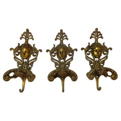 Antike verzierten italienischen figuralen architektonischen Cast Brass Wandhaken Dekor Satz von 3