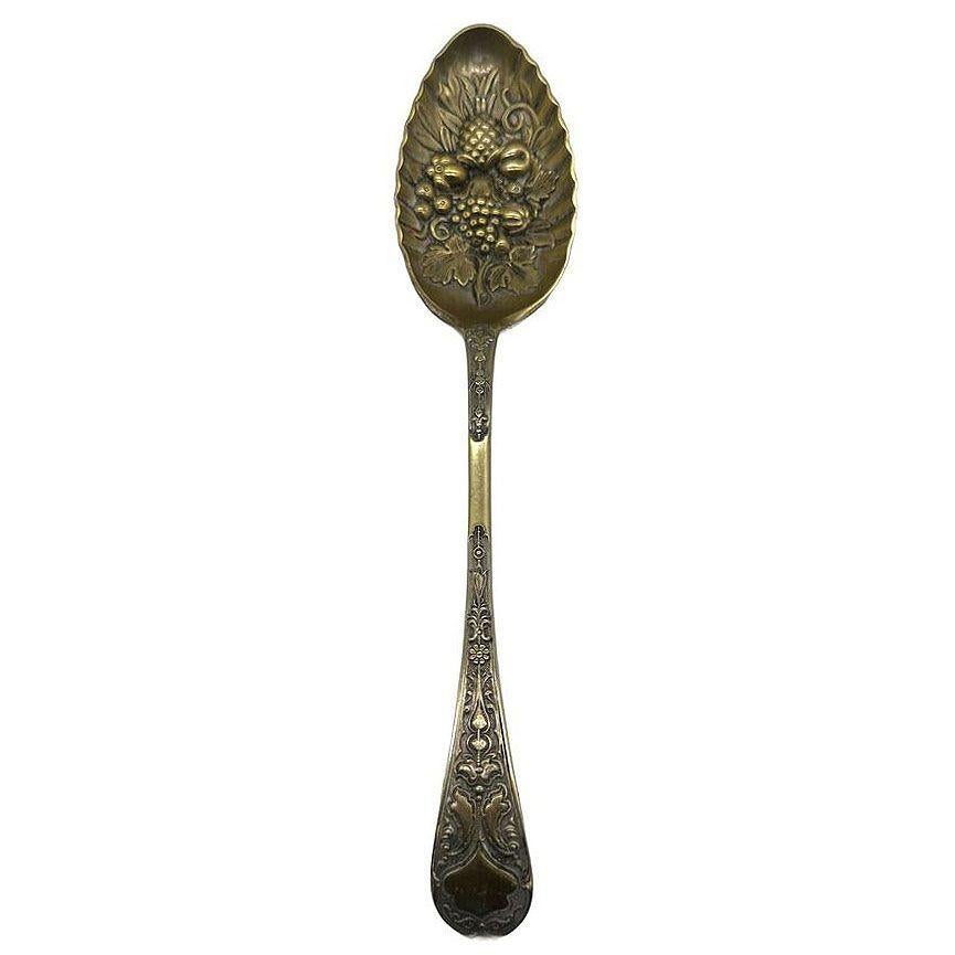 Cuillère à baies en argent vintage avec un fruit en relief marqué A1 EPNS (maillechort électroplaqué). L'intérieur du bol est de couleur dorée - la poignée et le dessous du bol sont de couleur argentée.

Cette cuillère ancienne représente une nature