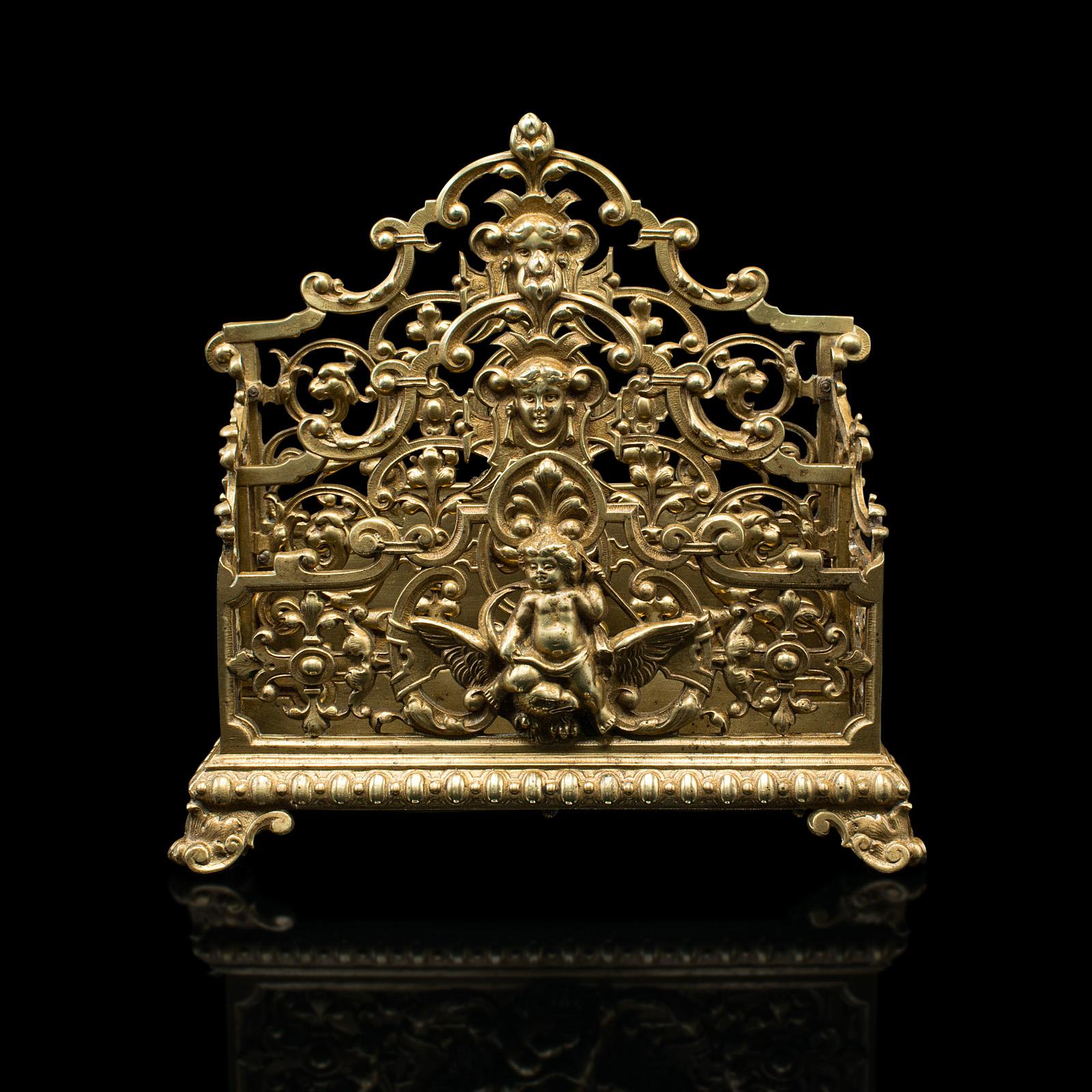 Se trata de un antiguo estante ornamentado para cartas. Atril u ordenador de escritorio italiano de metal dorado, de finales de la época victoriana, hacia 1900.

Llamativo sabor continental con decoración clásica
Presenta una deseable pátina