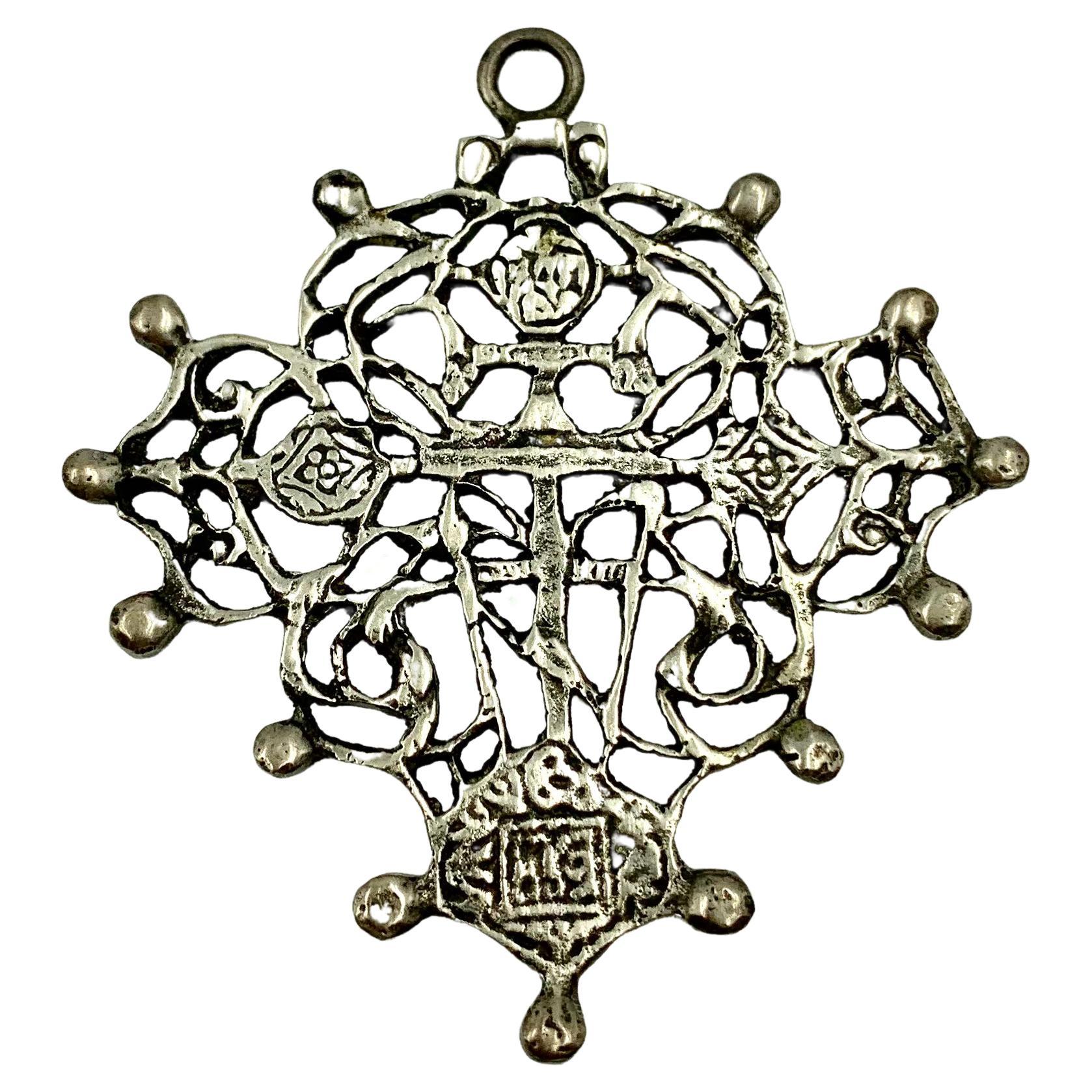 Antikes, verschnörkeltes russisches, netzförmiges Silberkreuz mit alten Blüten, 19. Jahrhundert