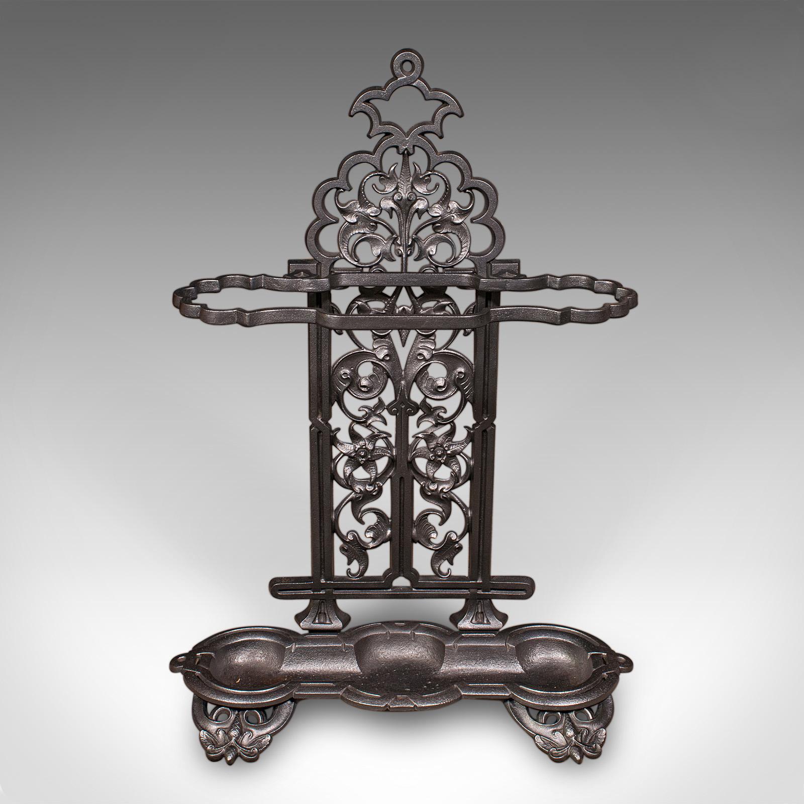 Il s'agit d'un ancien support de bâton orné. Boucle de parapluie en fonte anglaise, datant de la période victorienne, vers 1880. Cette pièce d'entrée, à la fois décorative et pratique, présente une forme charmante et des accents de style