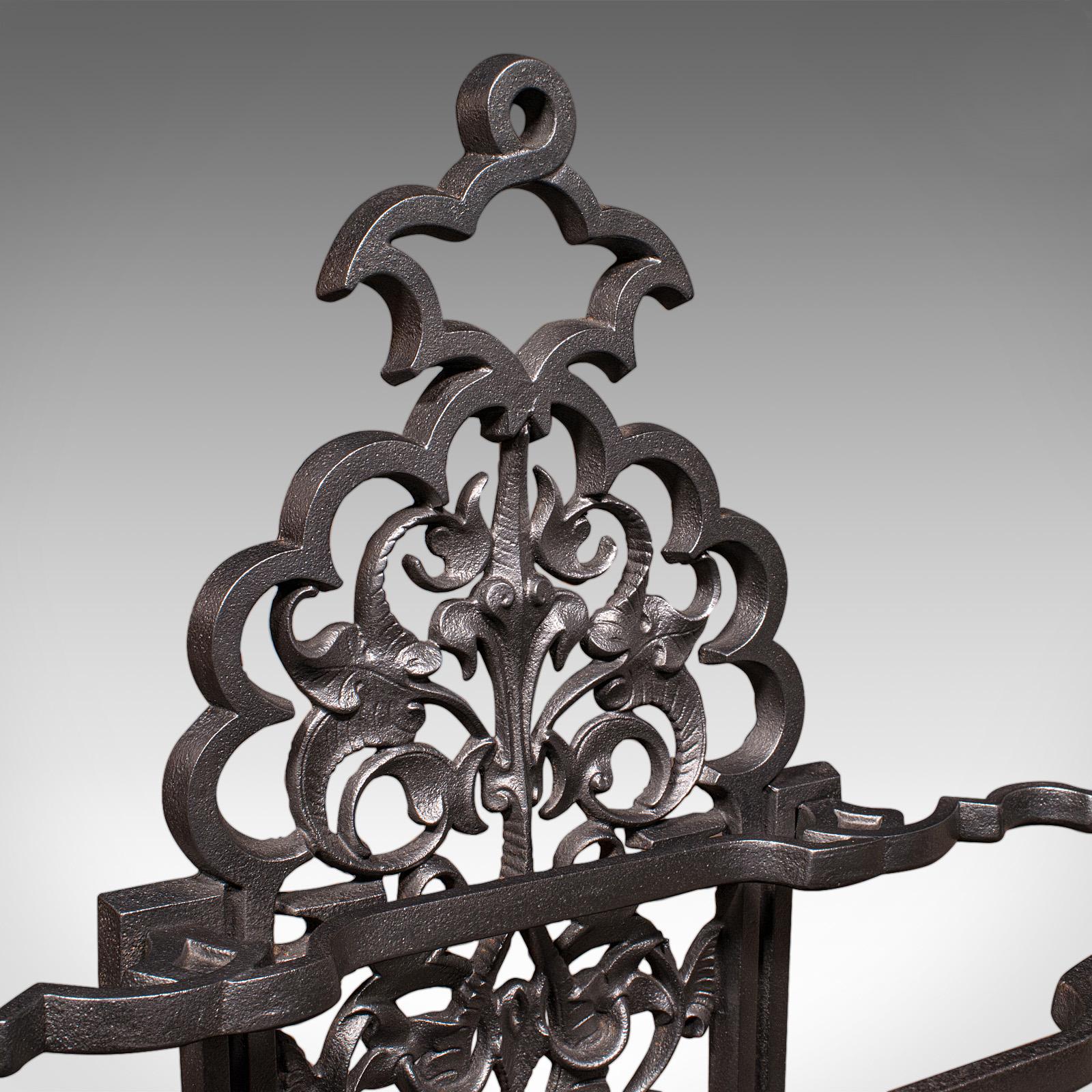 Fer Antique Stand Sticks orné, anglais, Umbrella Looping, victorien, goût jacobéen en vente