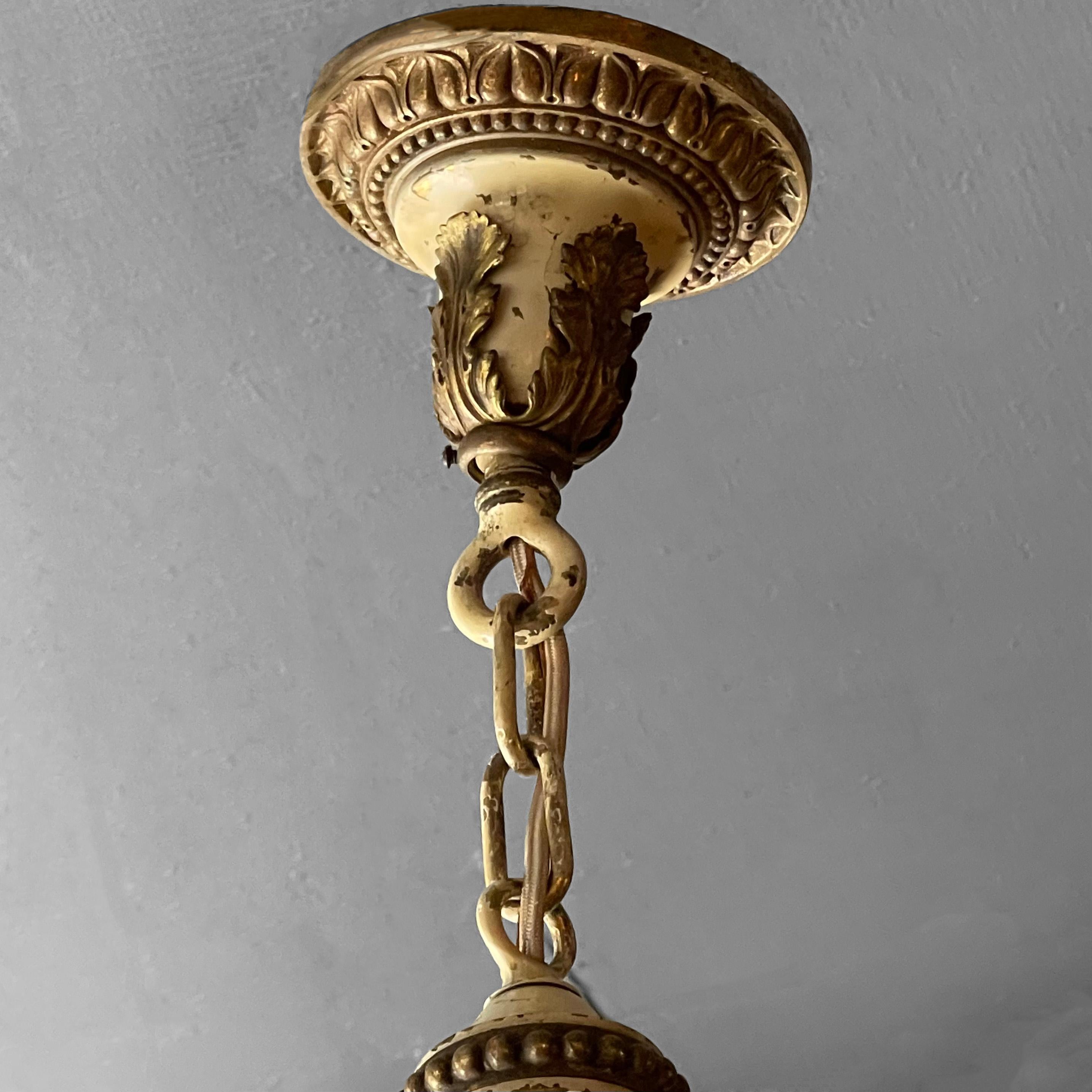 Lampe à suspension en verre vaseline ornée d'antiquités en vente 4