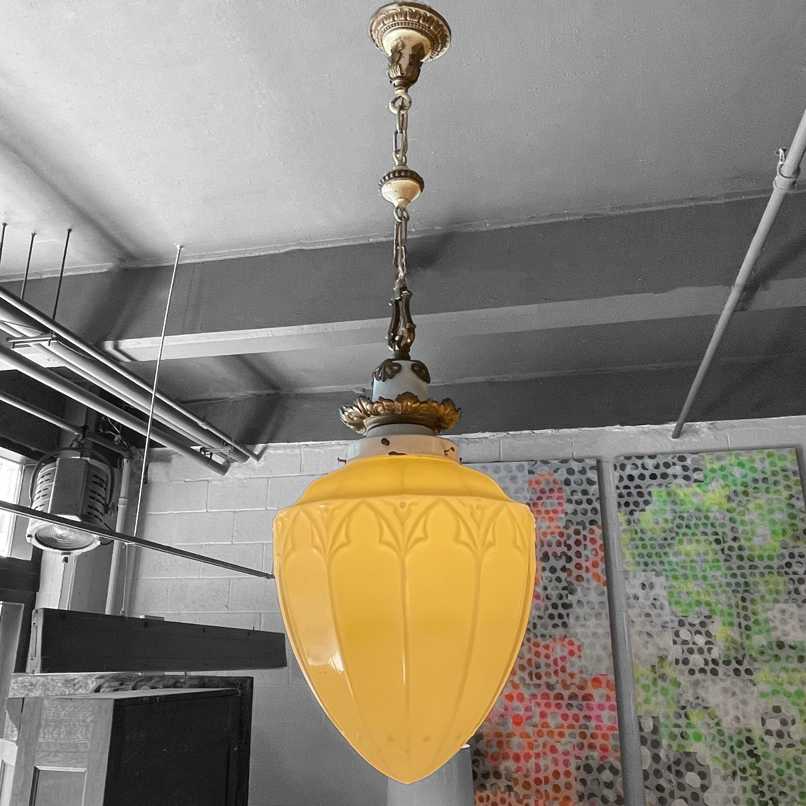 Victorien tardif Lampe à suspension en verre vaseline ornée d'antiquités en vente