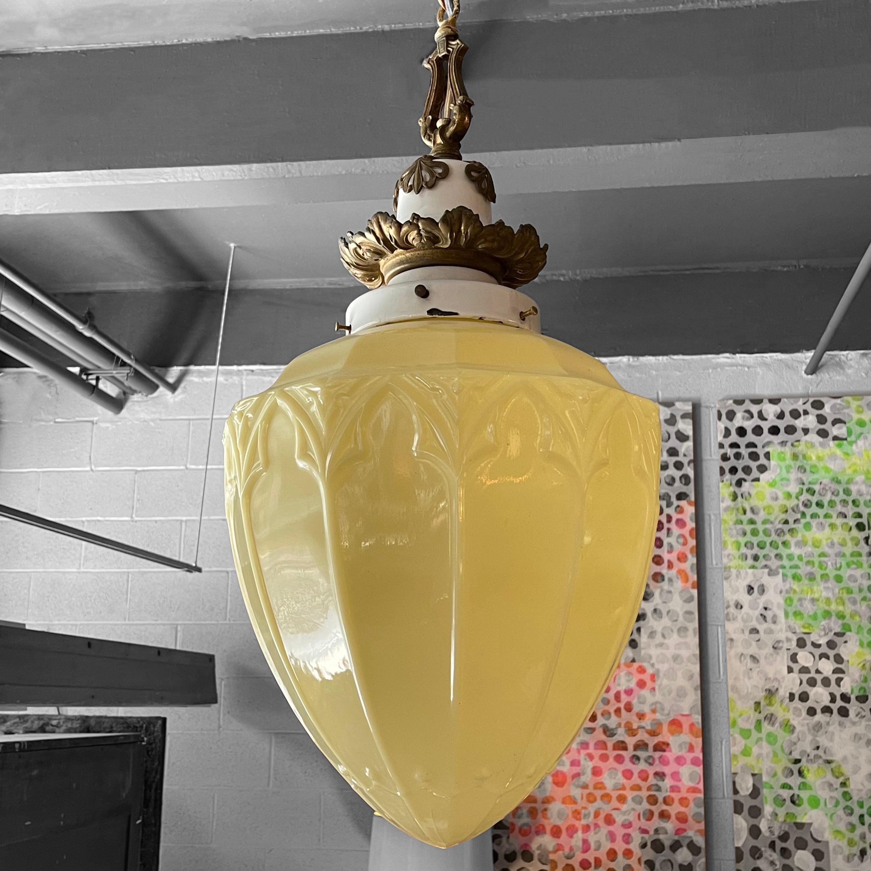 Américain Lampe à suspension en verre vaseline ornée d'antiquités en vente