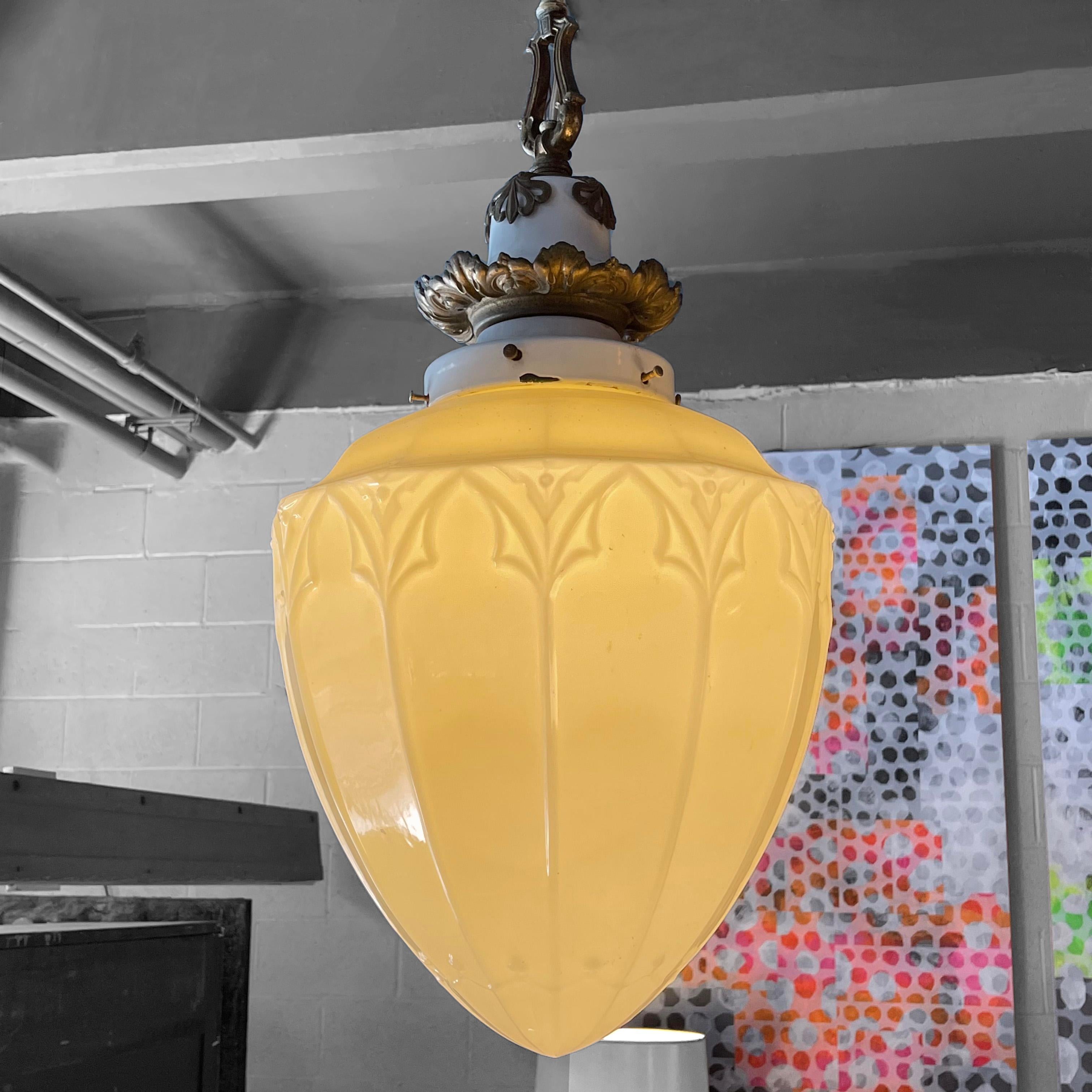 Lampe à suspension en verre vaseline ornée d'antiquités Bon état - En vente à Brooklyn, NY