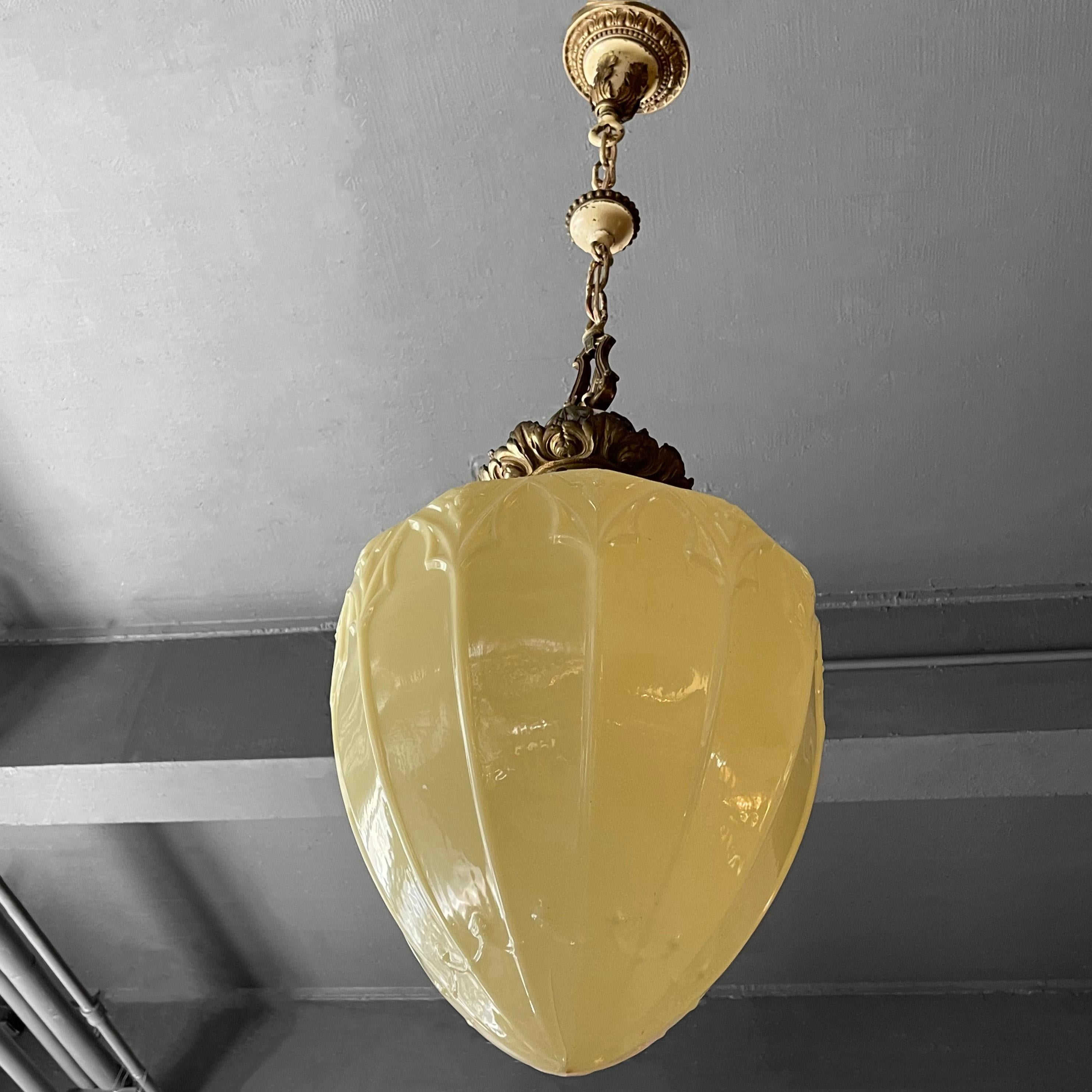 20ième siècle Lampe à suspension en verre vaseline ornée d'antiquités en vente