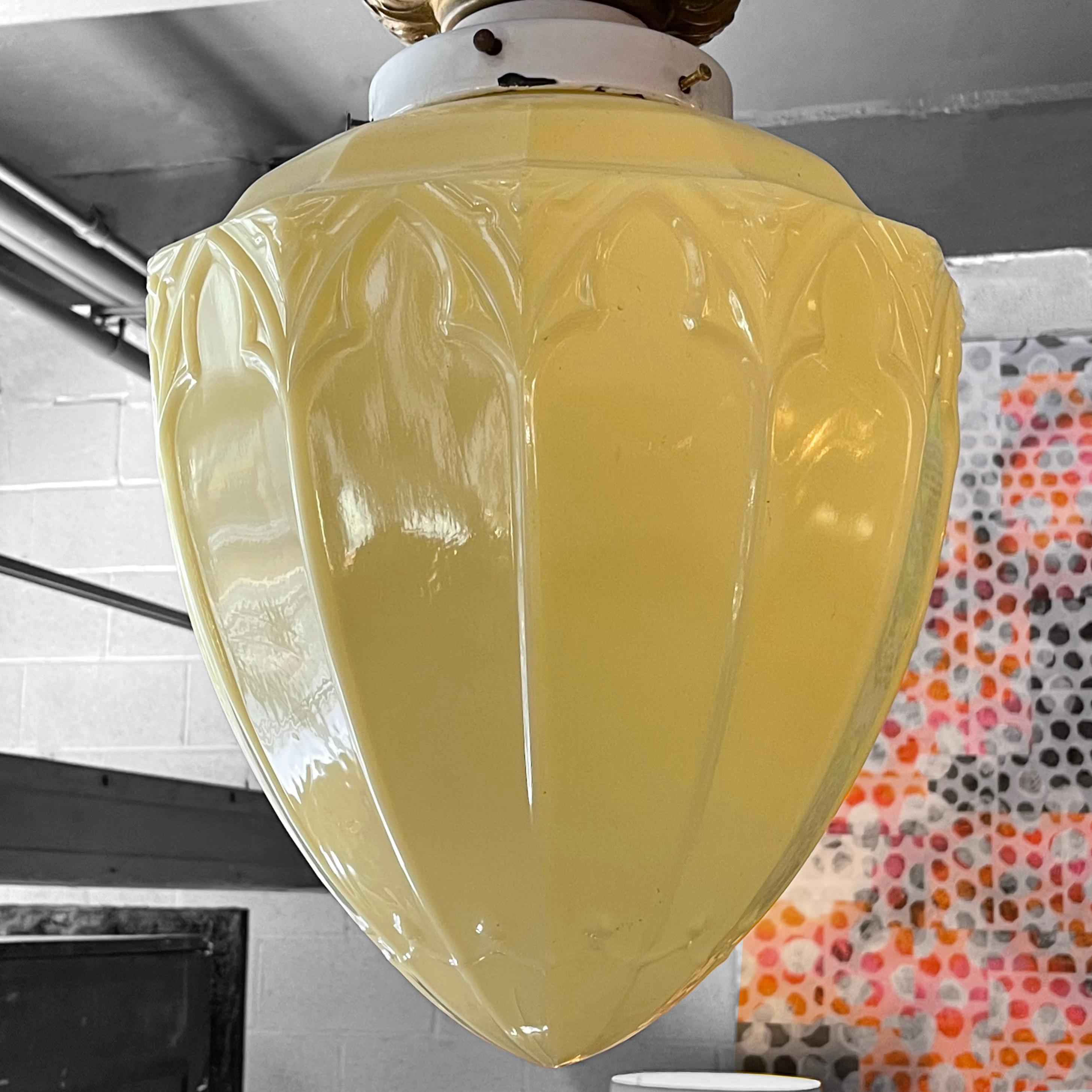 Laiton Lampe à suspension en verre vaseline ornée d'antiquités en vente