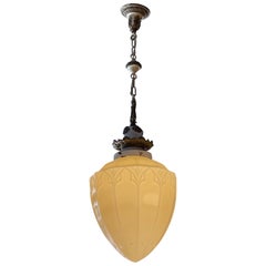 Lampe à suspension en verre vaseline ornée d'antiquités