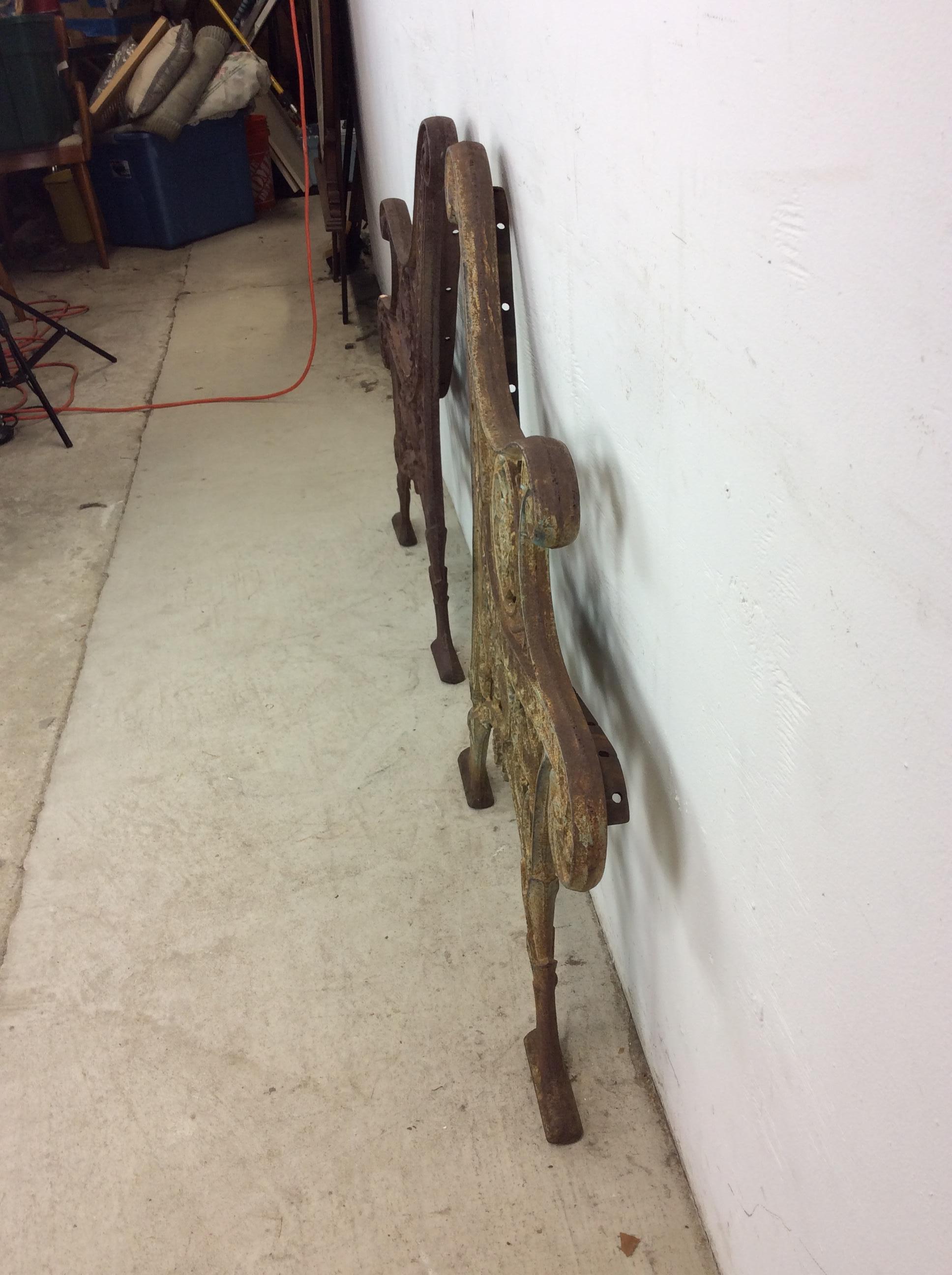 Bancs d'extérieur en fer forgé orné antique en vente 5