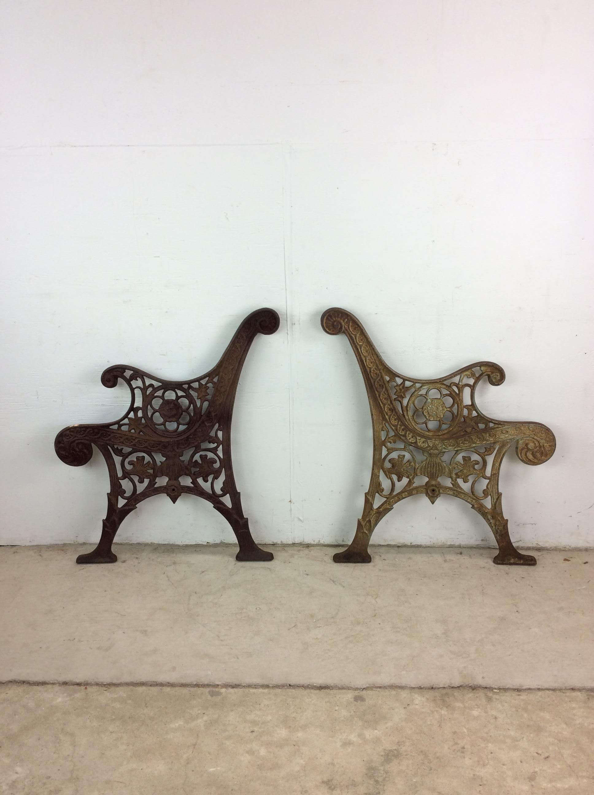 Cet ensemble de bancs antiques est construit en fer forgé avec des détails ornementaux. Ceux-ci peuvent facilement être utilisés pour construire votre propre banc personnalisé en fixant des planches de traverse aux trous pré-percés dans le