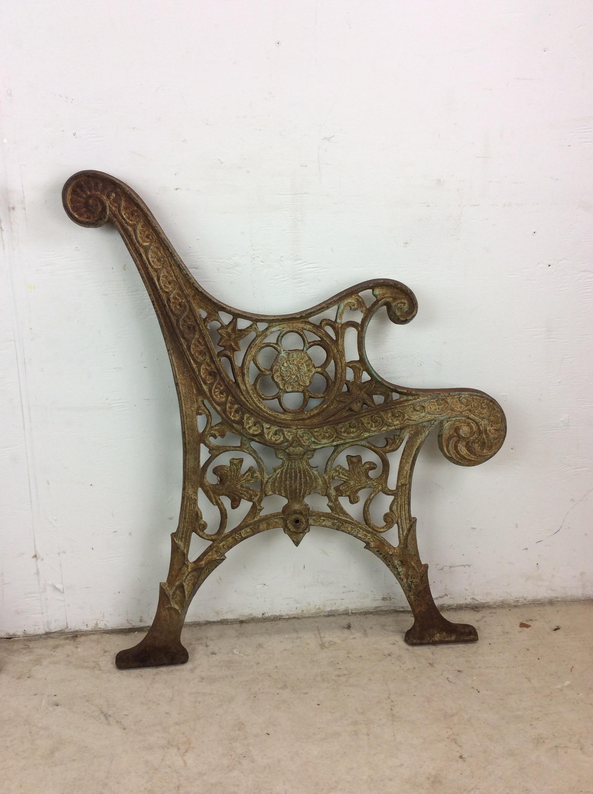 Américain Bancs d'extérieur en fer forgé orné antique en vente