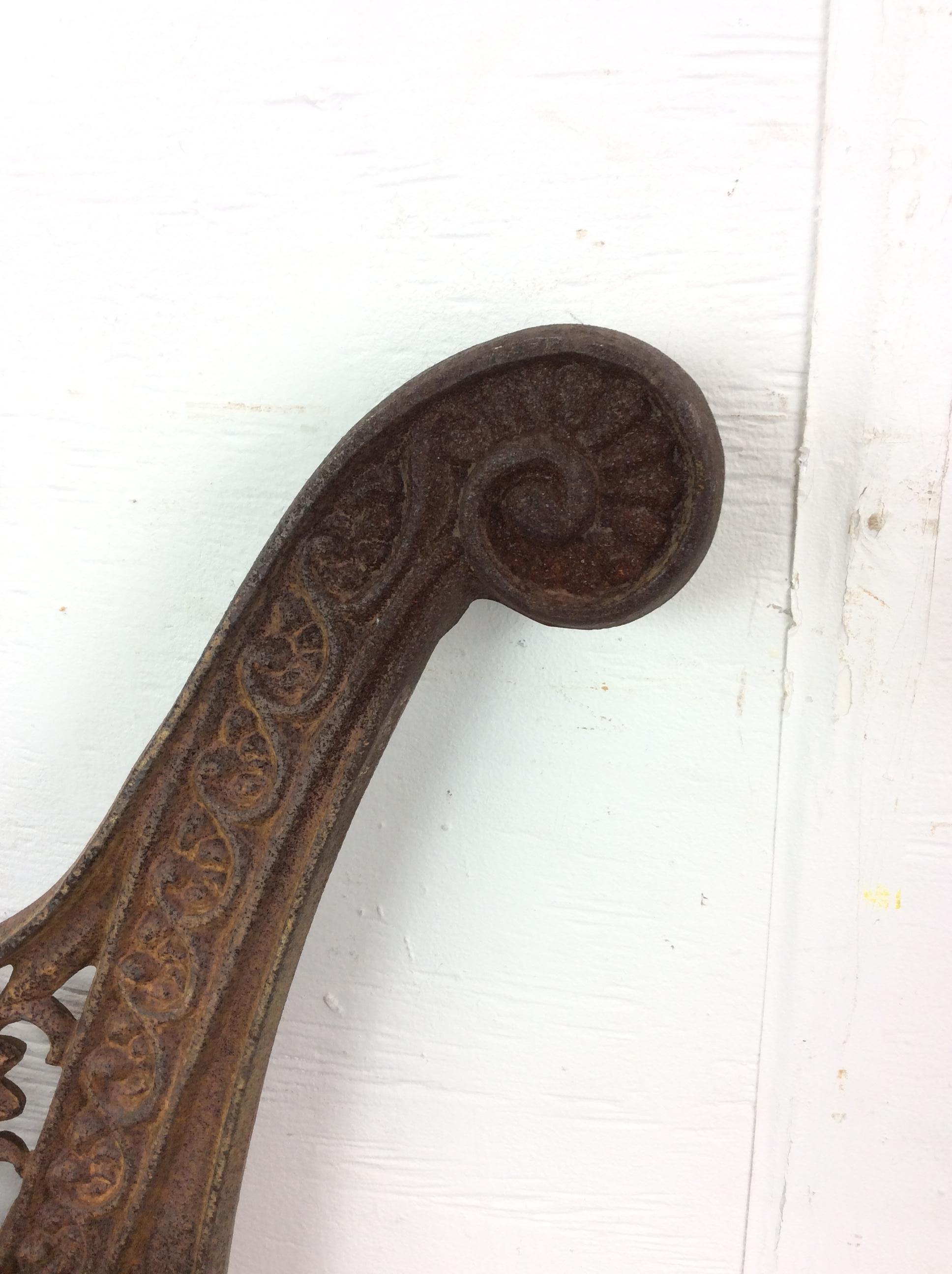 Bancs d'extérieur en fer forgé orné antique État moyen - En vente à Freehold, NJ