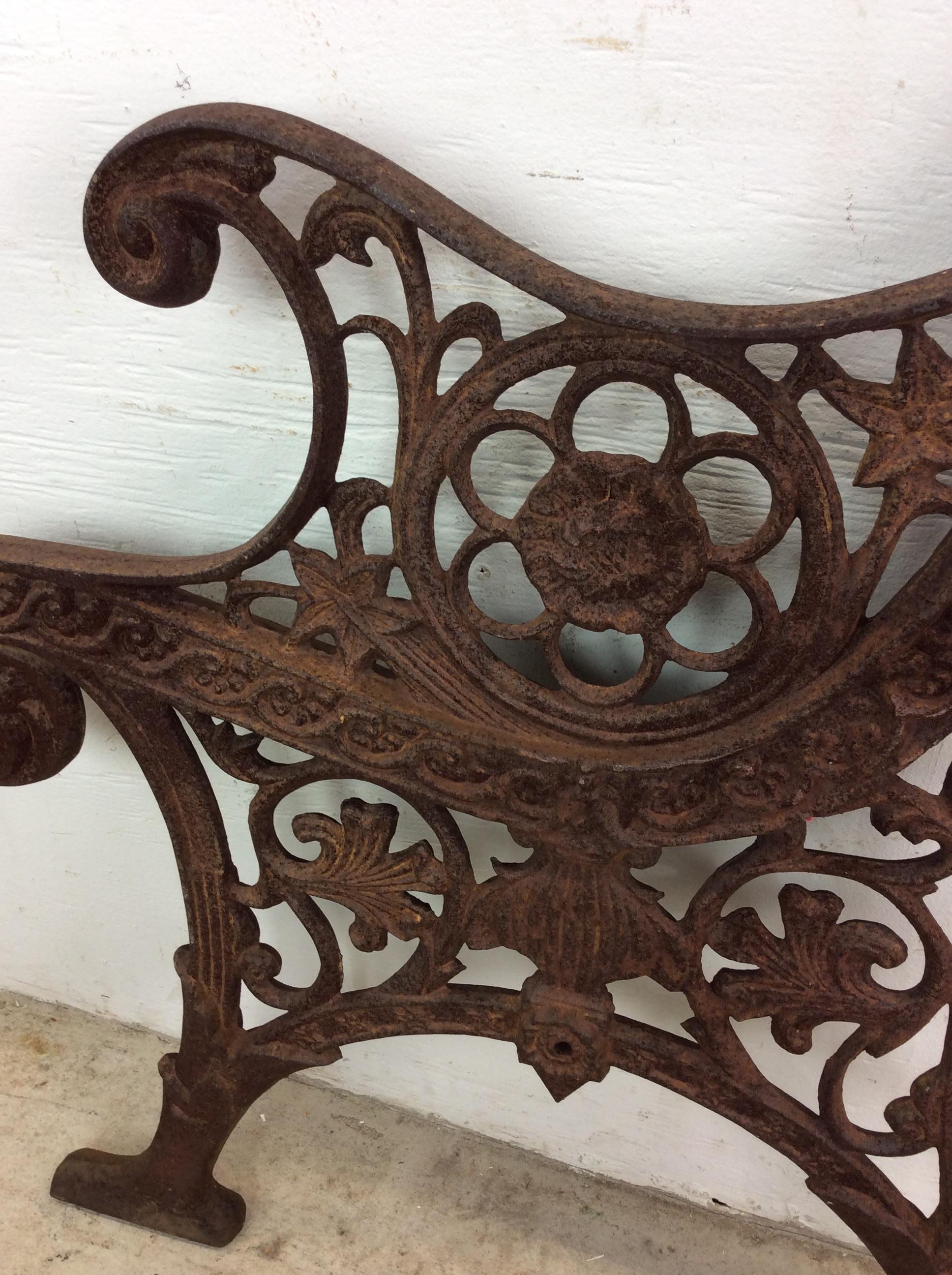 20ième siècle Bancs d'extérieur en fer forgé orné antique en vente