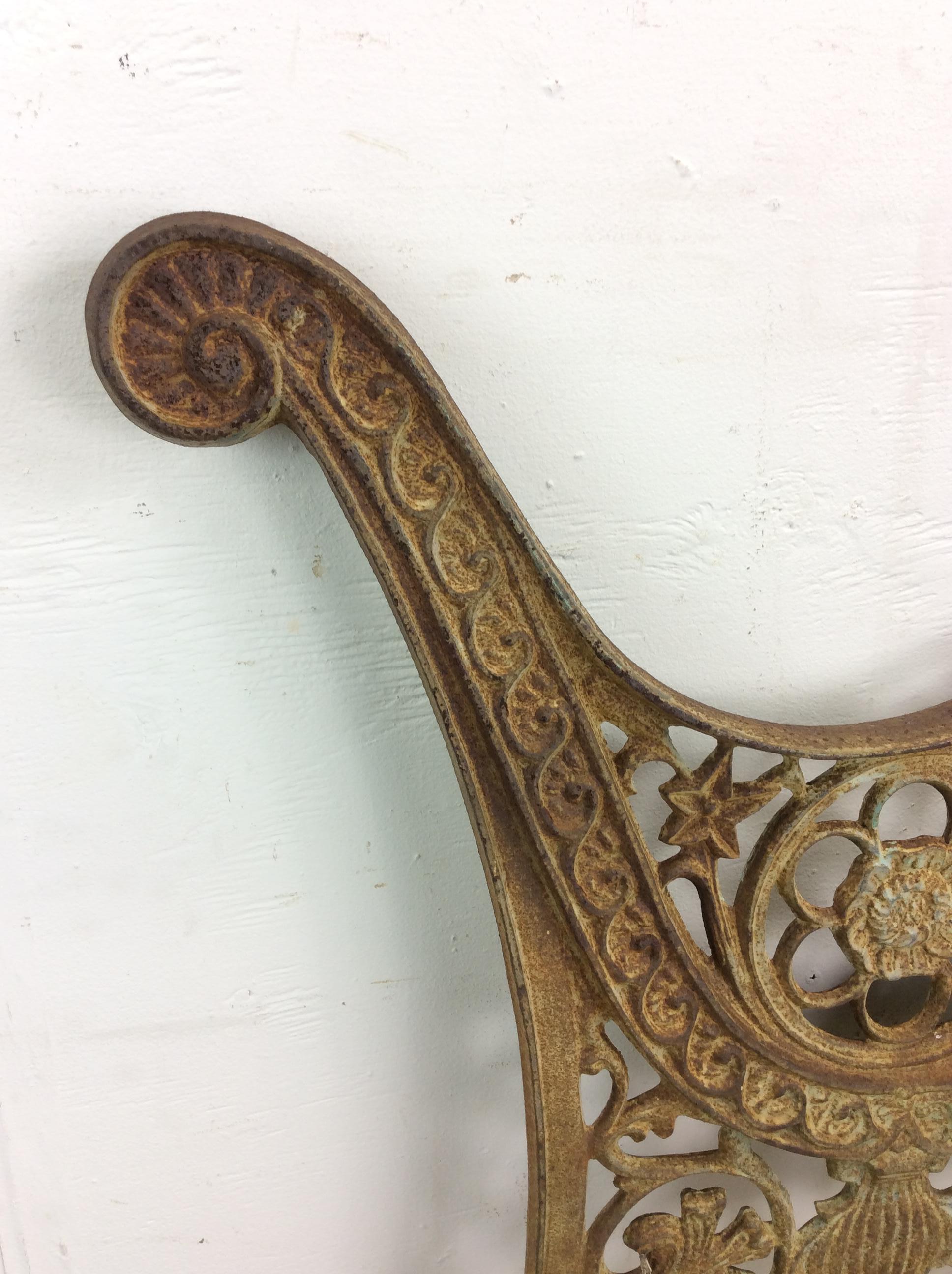 Bancs d'extérieur en fer forgé orné antique en vente 1