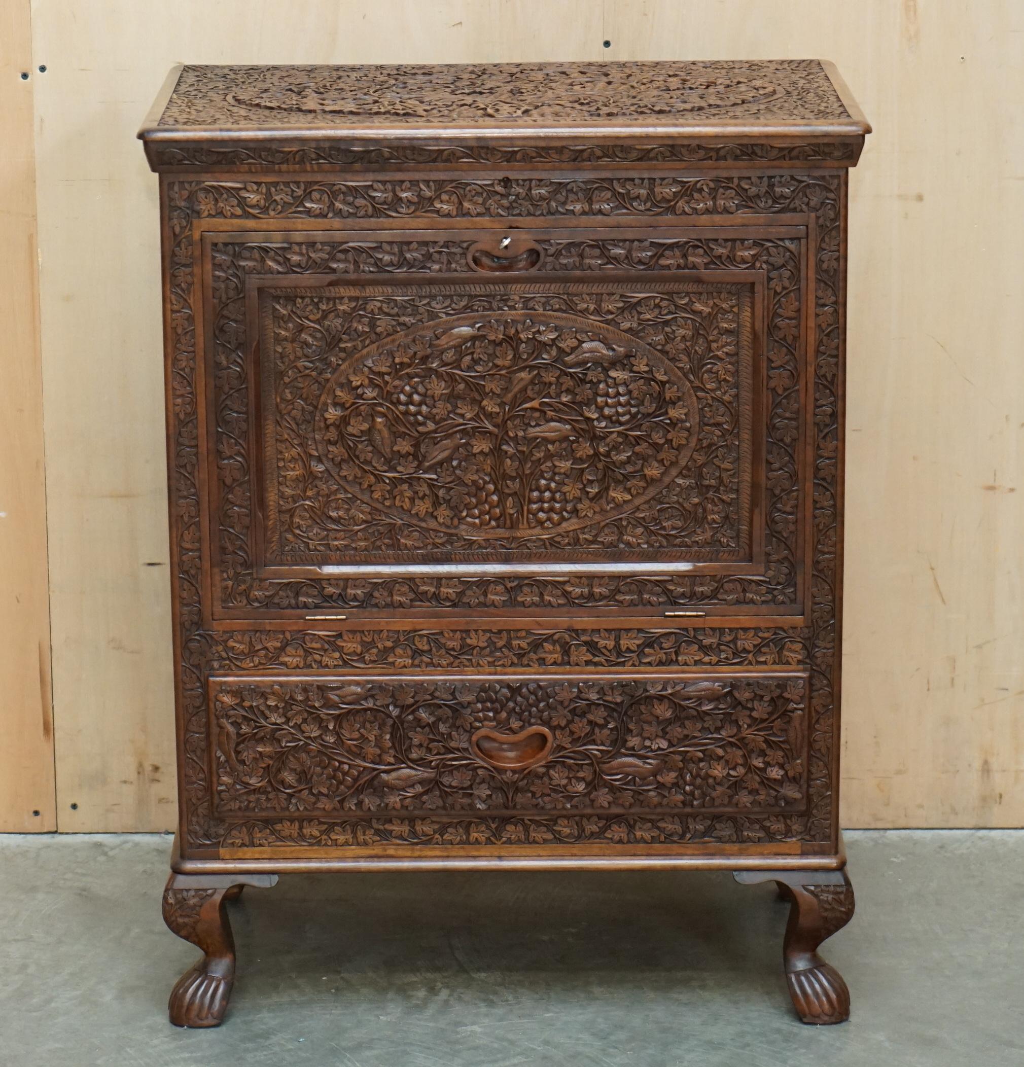 Casa Reale Antiquariato

Royal House Antiques è lieta di offrire in vendita questo splendido armadietto per bevande in legno di palissandro intagliato in stile British Colonial birmano, risalente al 1910 circa, con chiave originale. 

Tieni presente